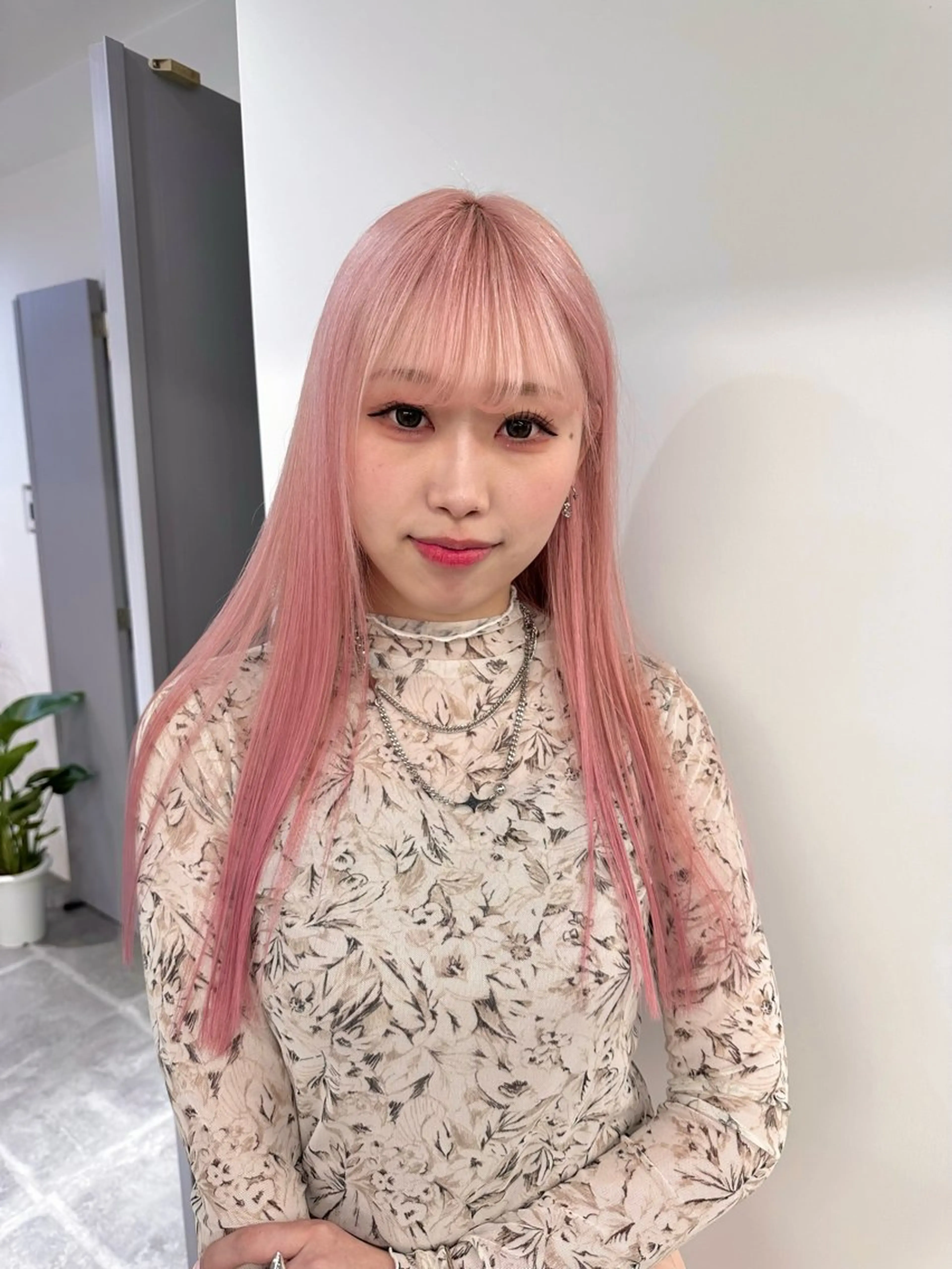 ロング ロング ハイトーン/ ブリーチ/縮毛矯正のヘアスタイル