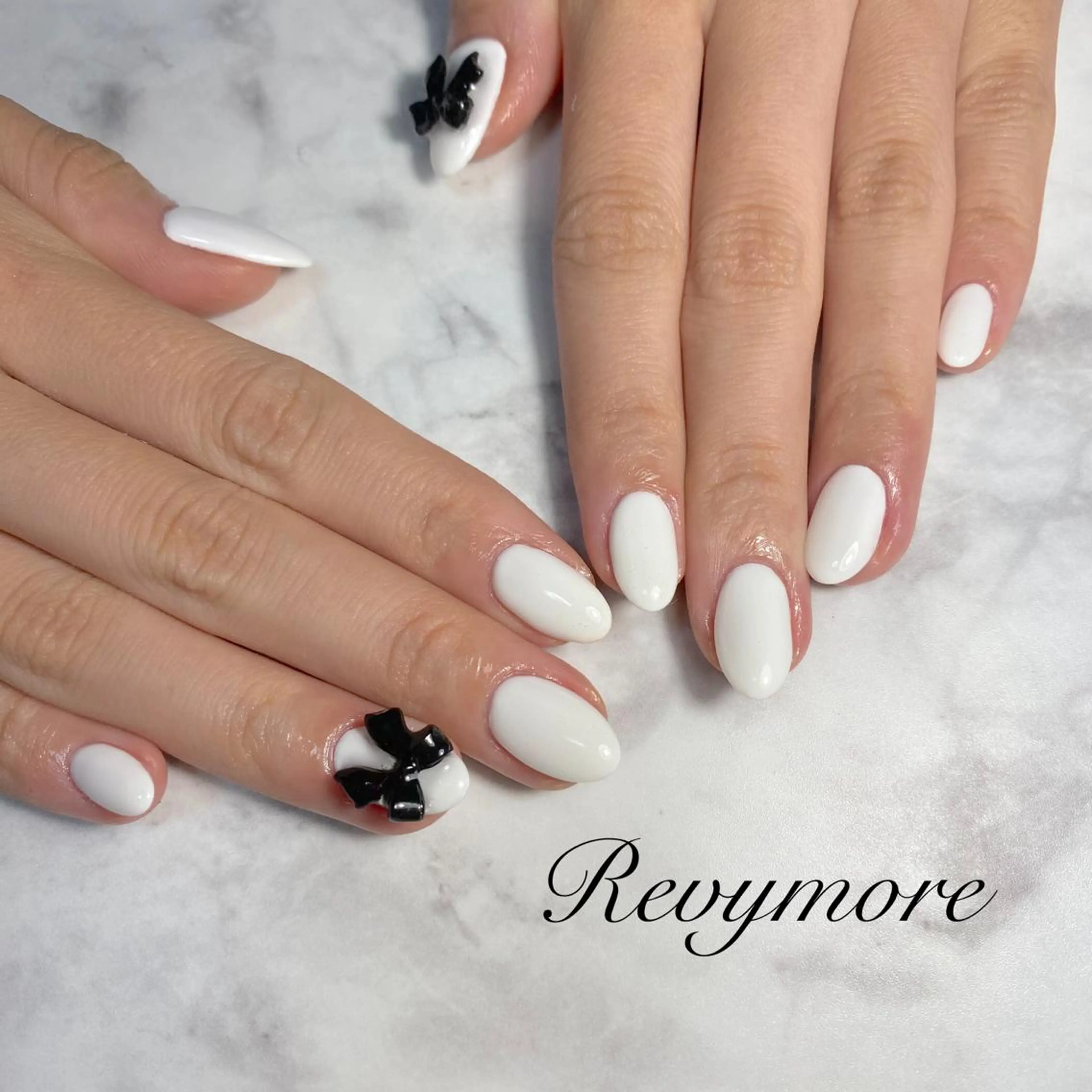 ミディアム ネイル 韓国風ヘア ジェルネイル キラキラネイル 韓国ネイル ニュアンスネイル nail salon Revymoreのネイルデザイン