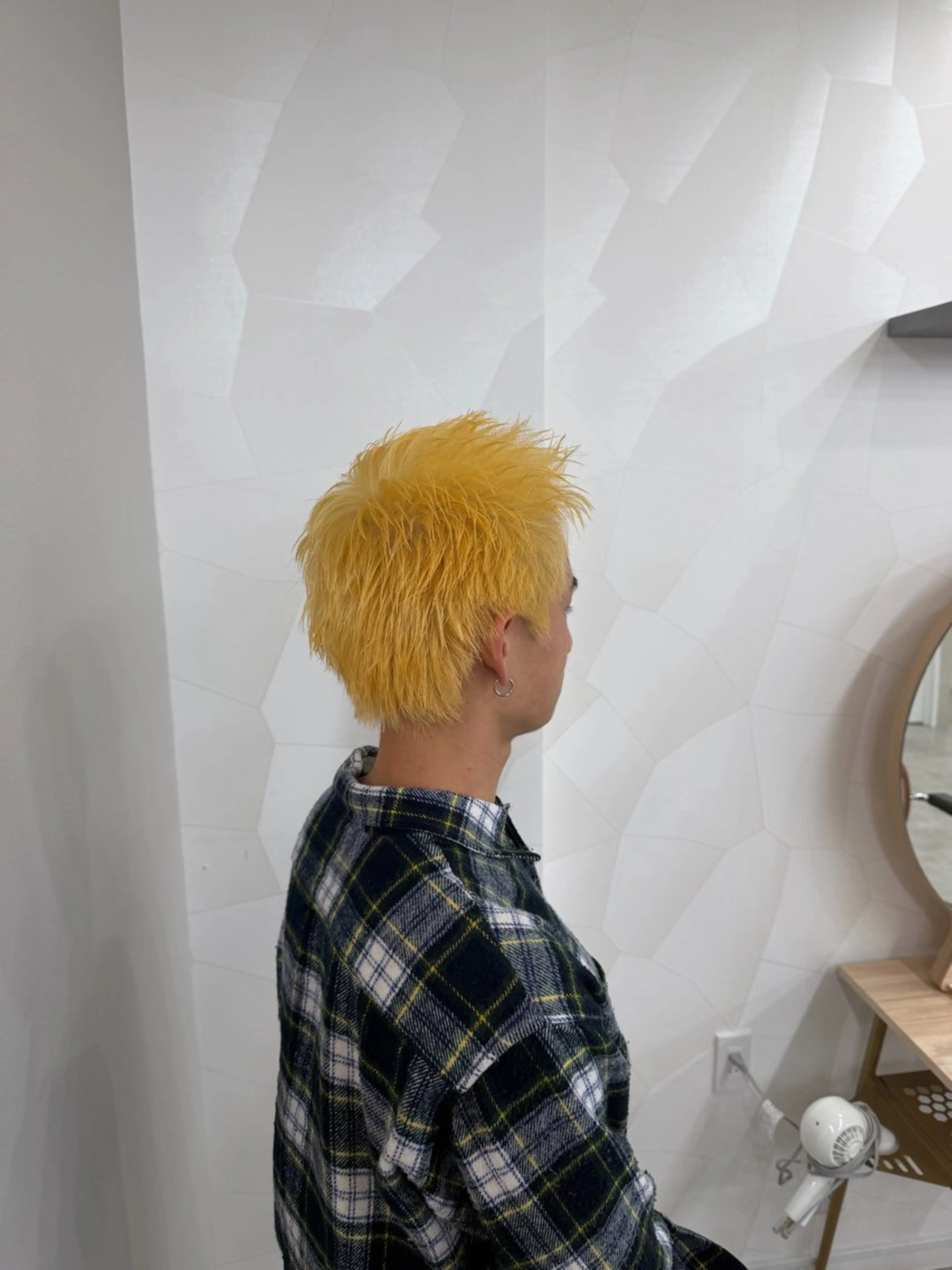 カラー メンズ メンズブリーチ スパイキーショート ブリーチ 抜きっぱなしブロンド TELAHAIR八幡宿所属・飛田 海渡のヘアスタイル