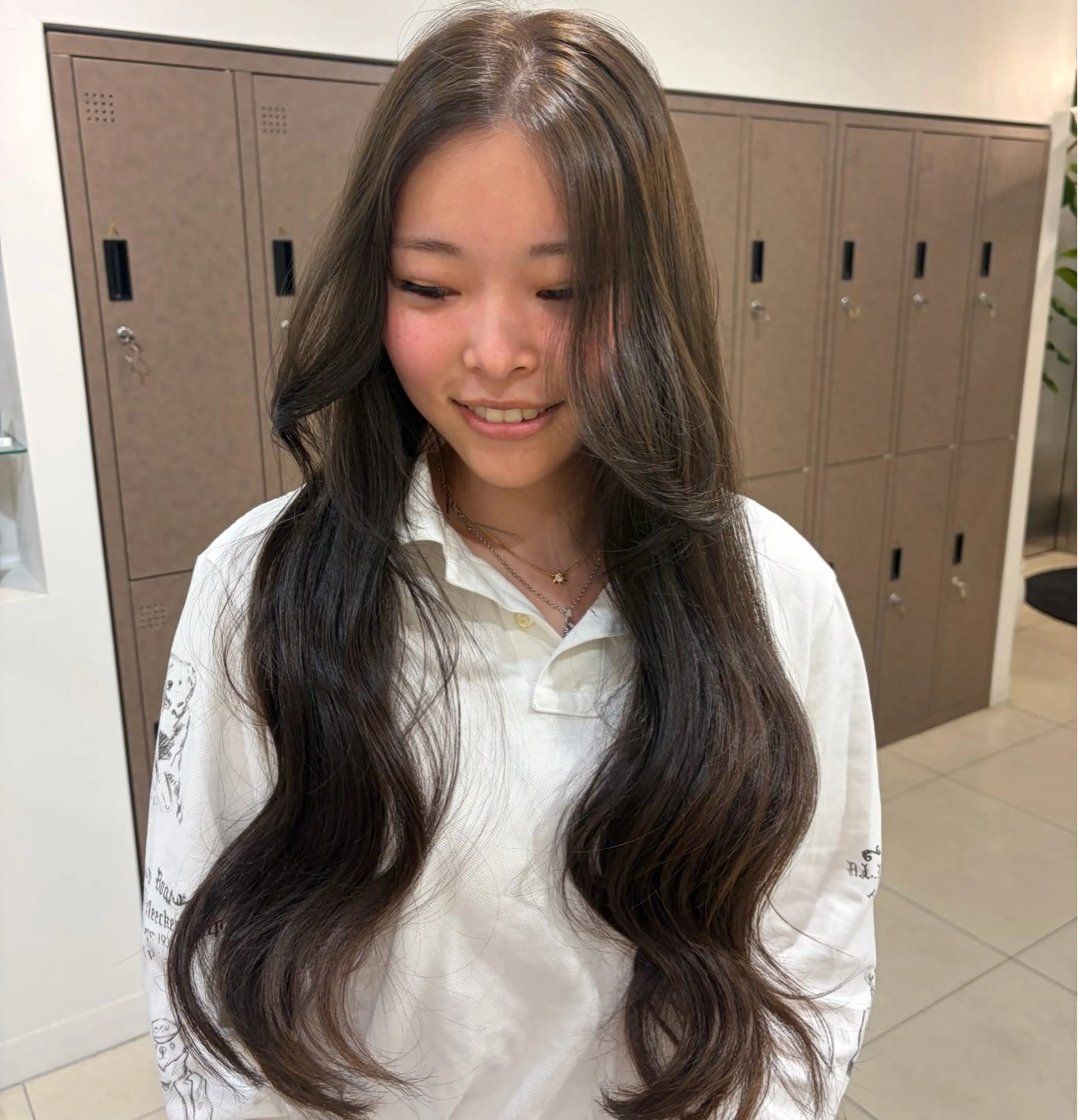 ロング カラー アッシュ アッシュグレー アッシュグレージュ グレージュ カット ヘアカラー すみれ✨レイヤー 🫧透明感カラーのヘアスタイル