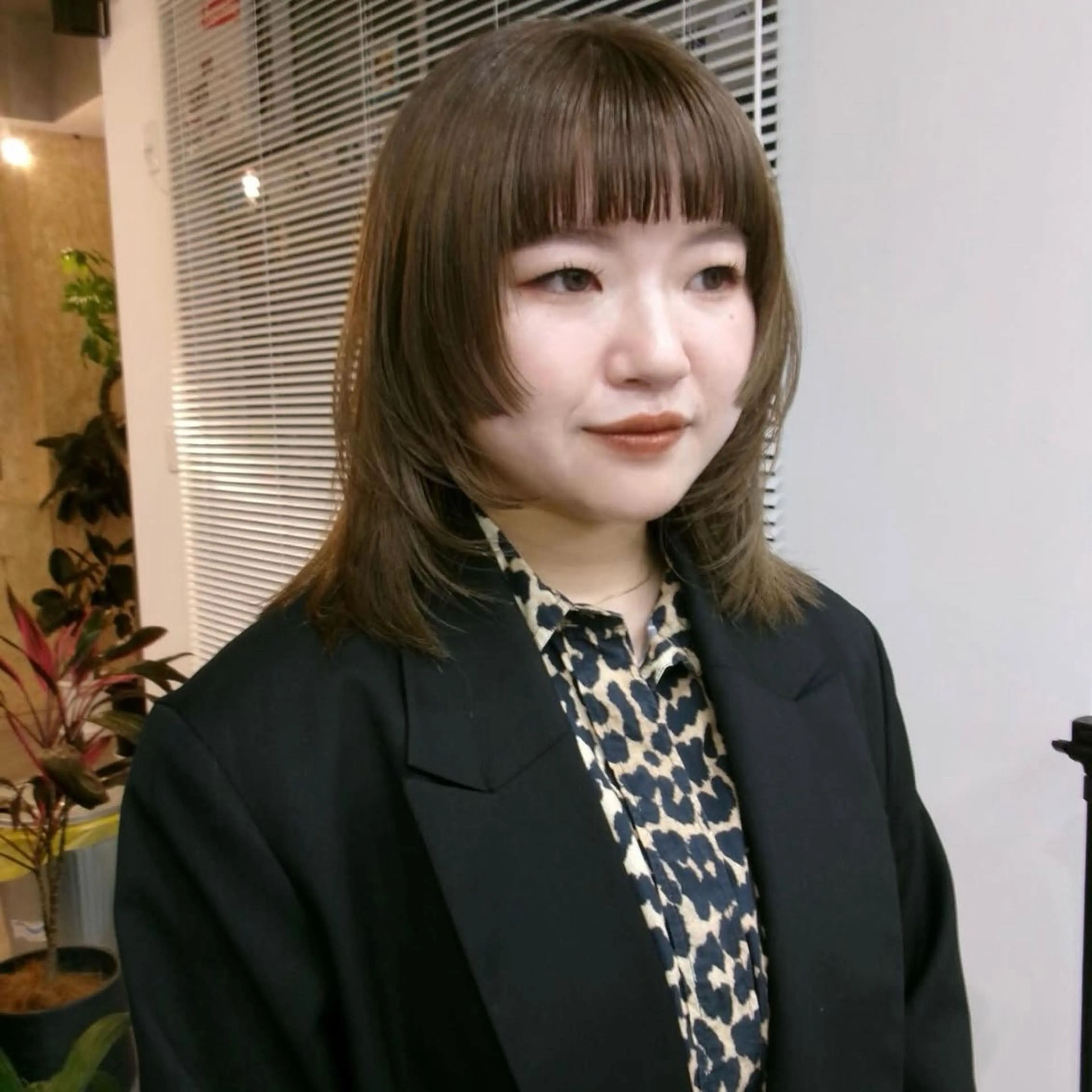 ミディアム カラー ブリーチ グレージュ レイヤーカット arisa/暖色 /伏見/レイヤーのヘアスタイル