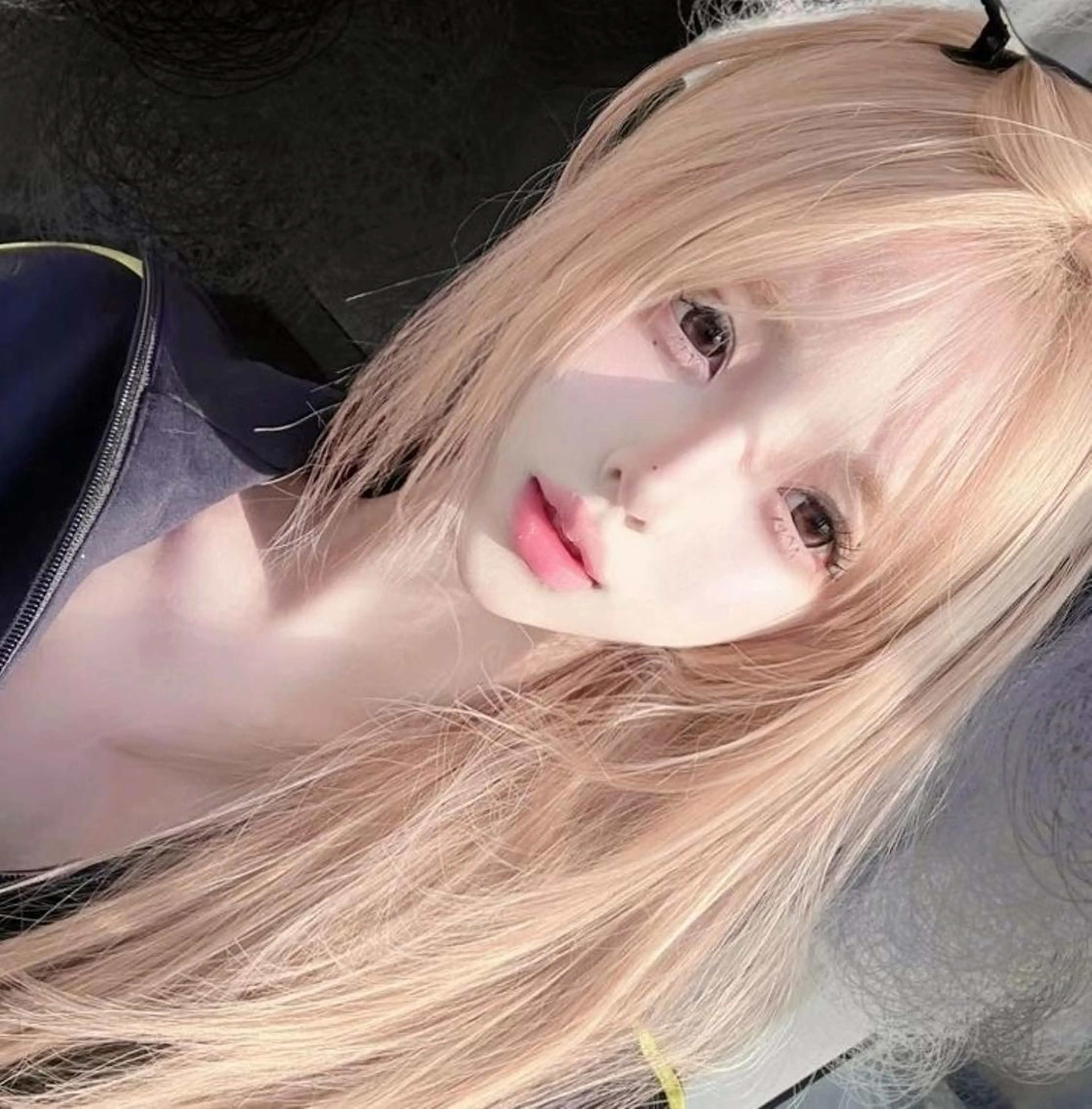 ロング カラー 🖤ハイトーン× レイヤー🖤SARAのヘアスタイル