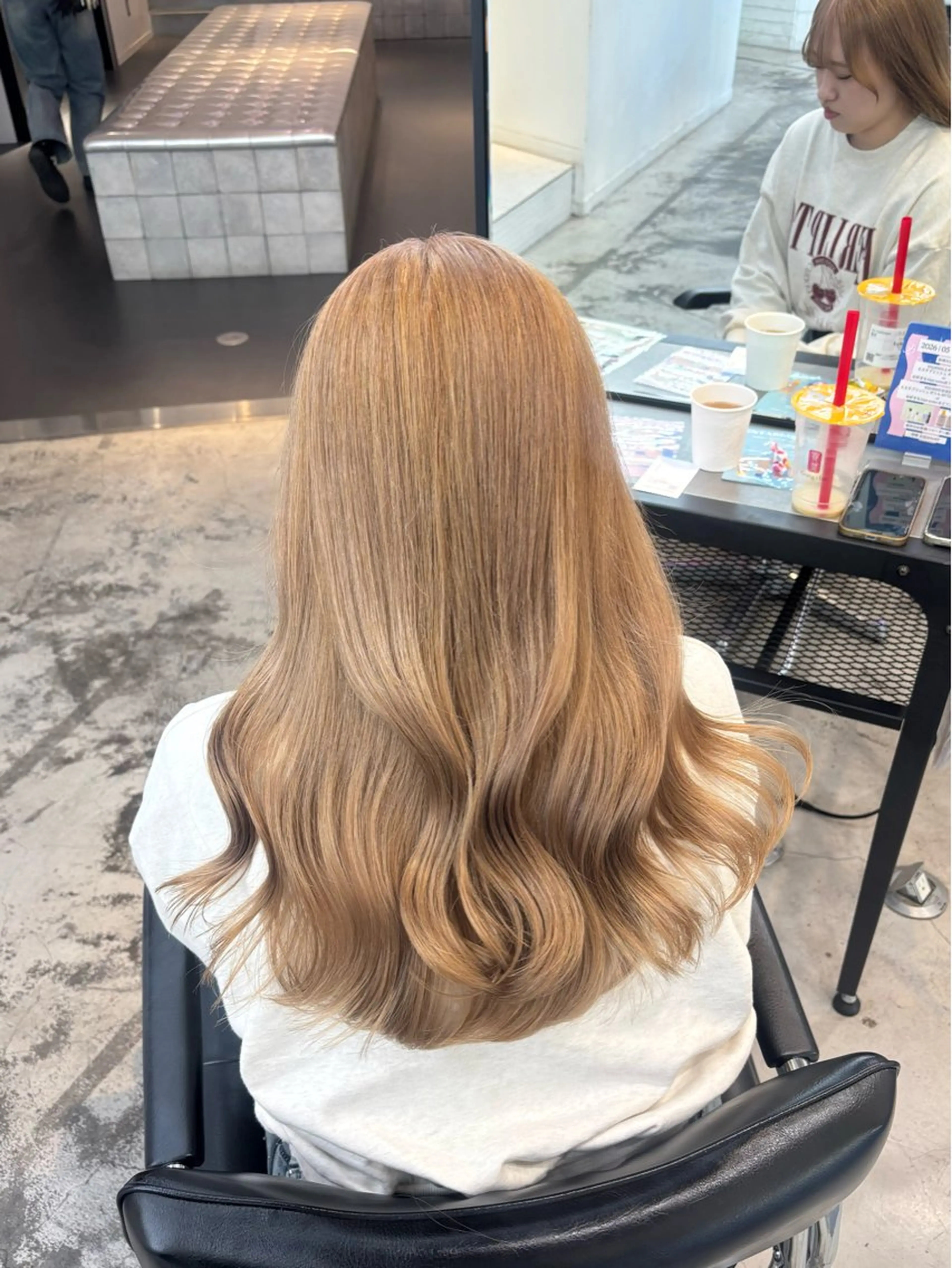ロング カラー ベージュカラー ハイトーンカラー ミルクティーベージュ ヘアカラー レイヤー sala 推しカラー職人🎀のヘアスタイル