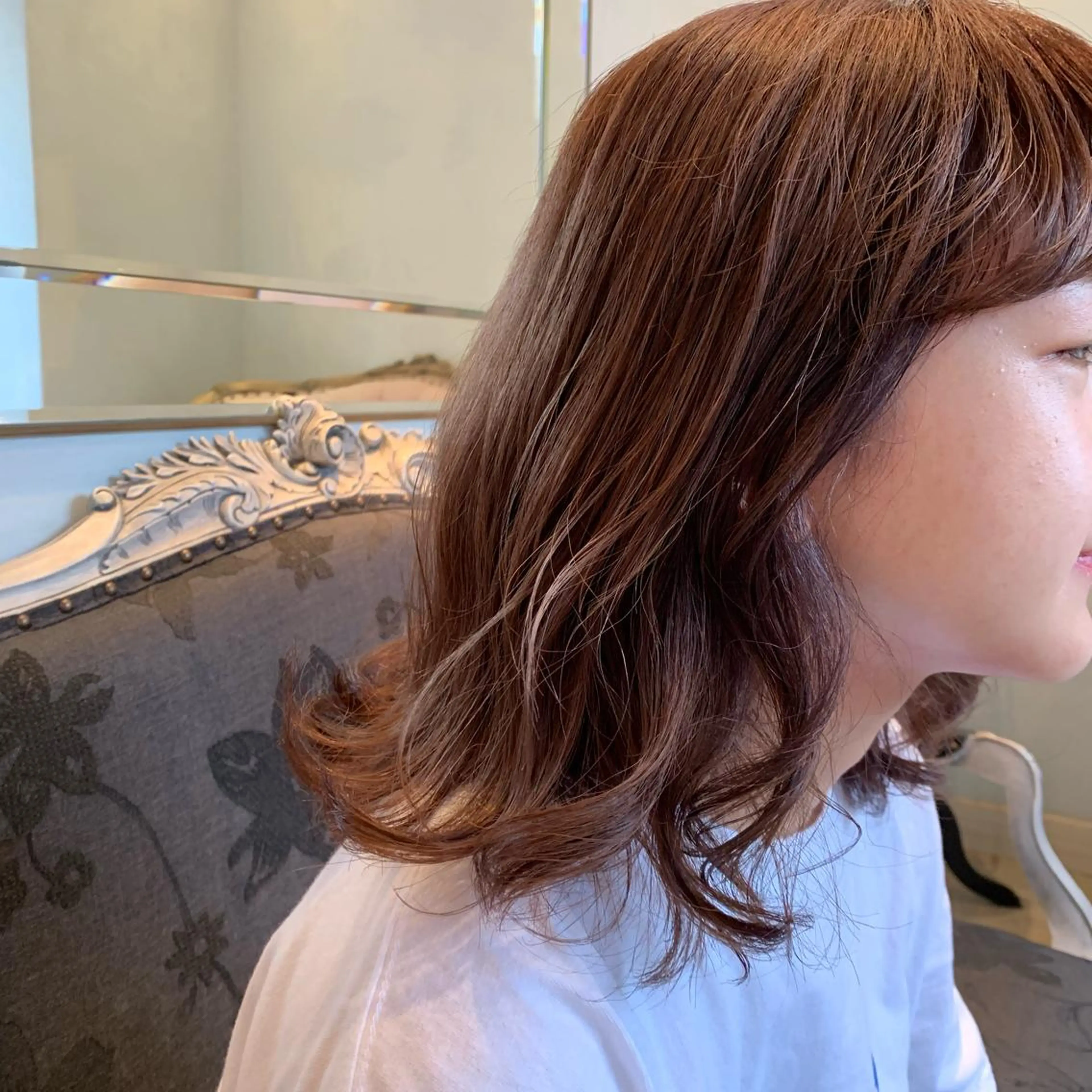 ミディアム カット ヘアカラー SAKINO． ベージュカラーのヘアスタイル