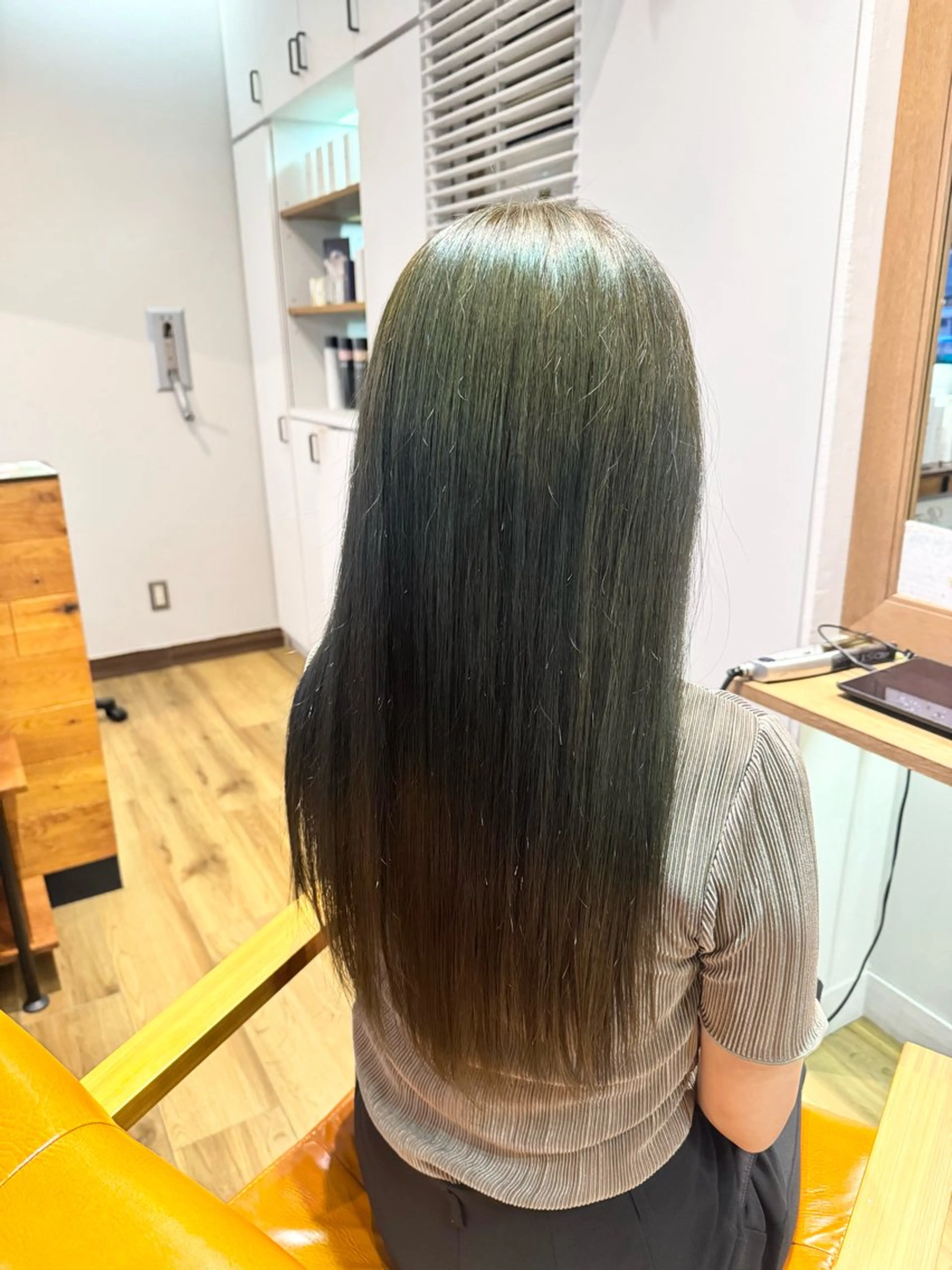 ロング カラー グレージュ オリーブグレージュ オリーブグレー ヘアカラー トリートメント ツキダテ ユイのヘアスタイル