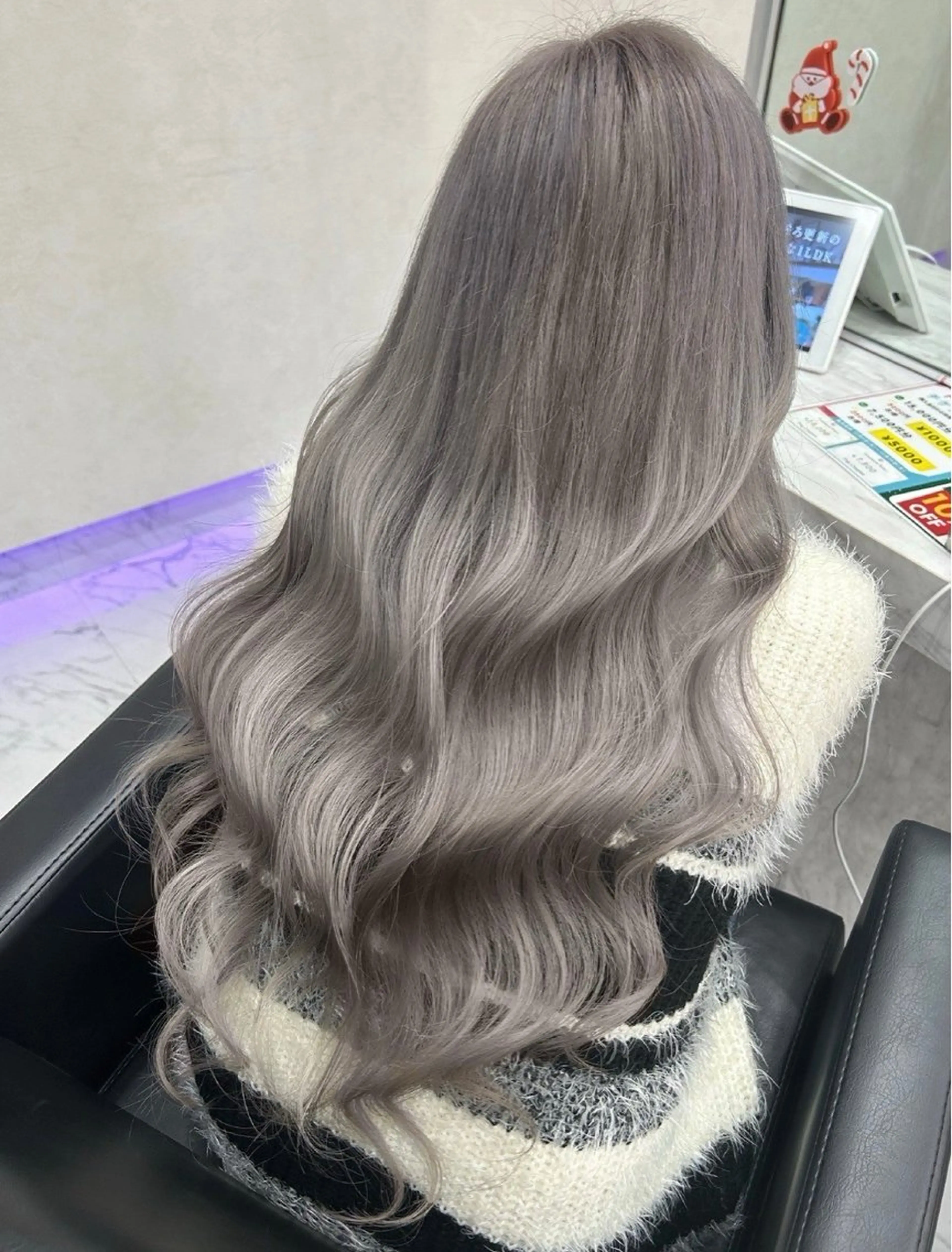 カラー シルバー mignon あゆみのヘアスタイル