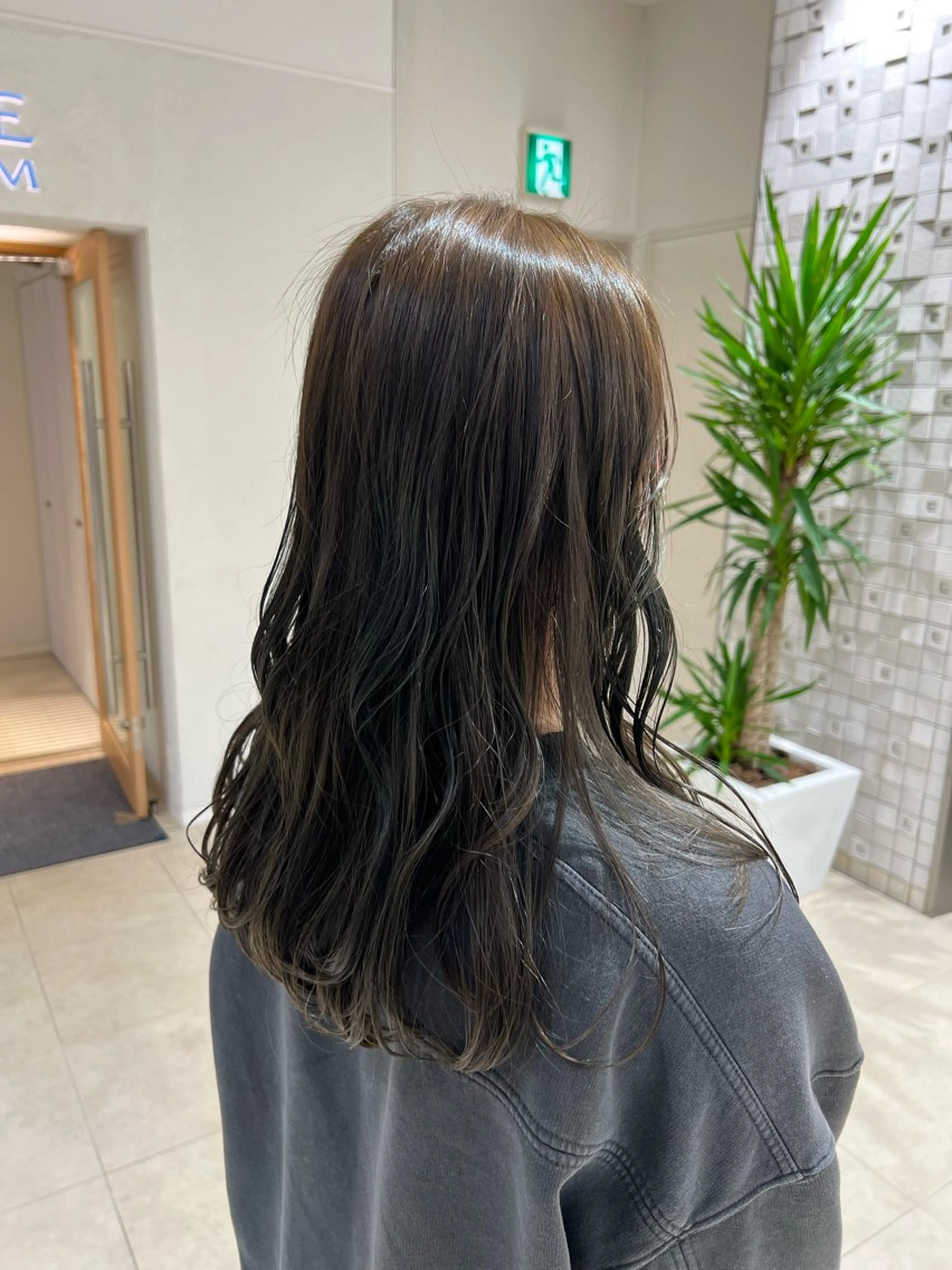 セミロング カラー ブリーチ ブリーチなしカラー 森川 好羽のヘアスタイル