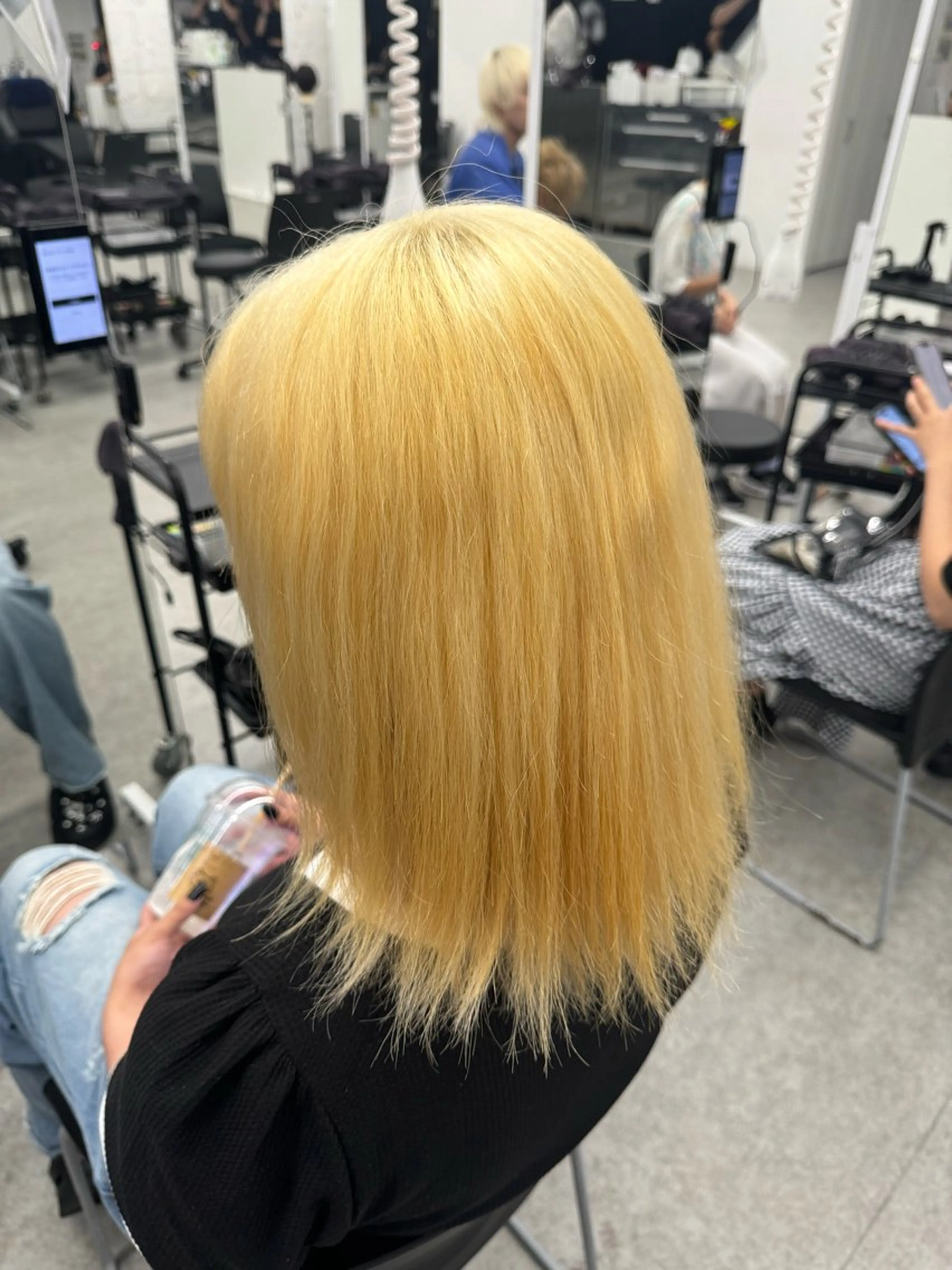 ミディアム カラー ヘアアレンジ ブリーチ 抜きっぱなしブロンド ブロンド 🥀レイヤー×ハイト ーントレンドヘア🥀のヘアスタイル