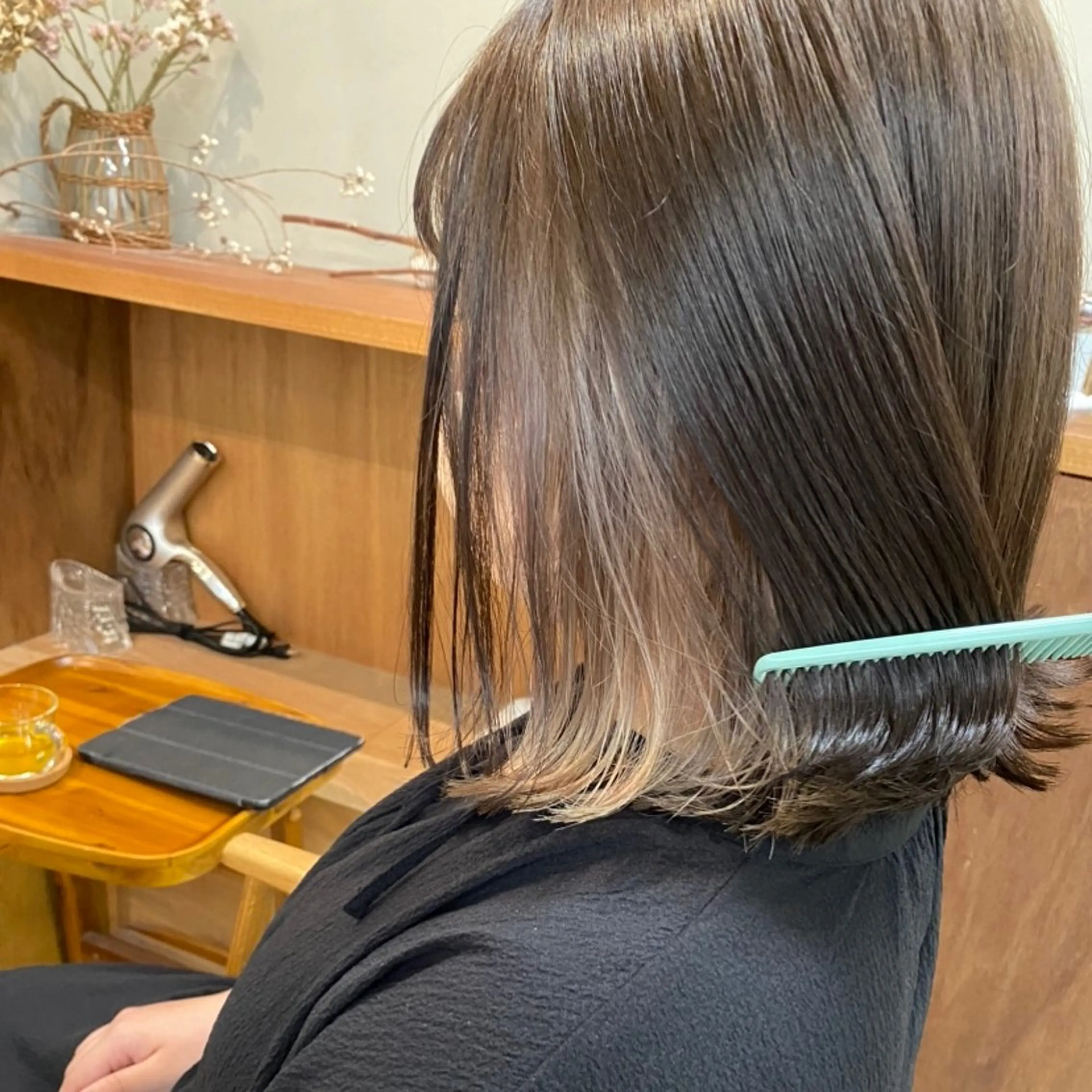 【インナーカラー】カット+イヤリングカラー(ケアブリーチ)+トリートメントの写真