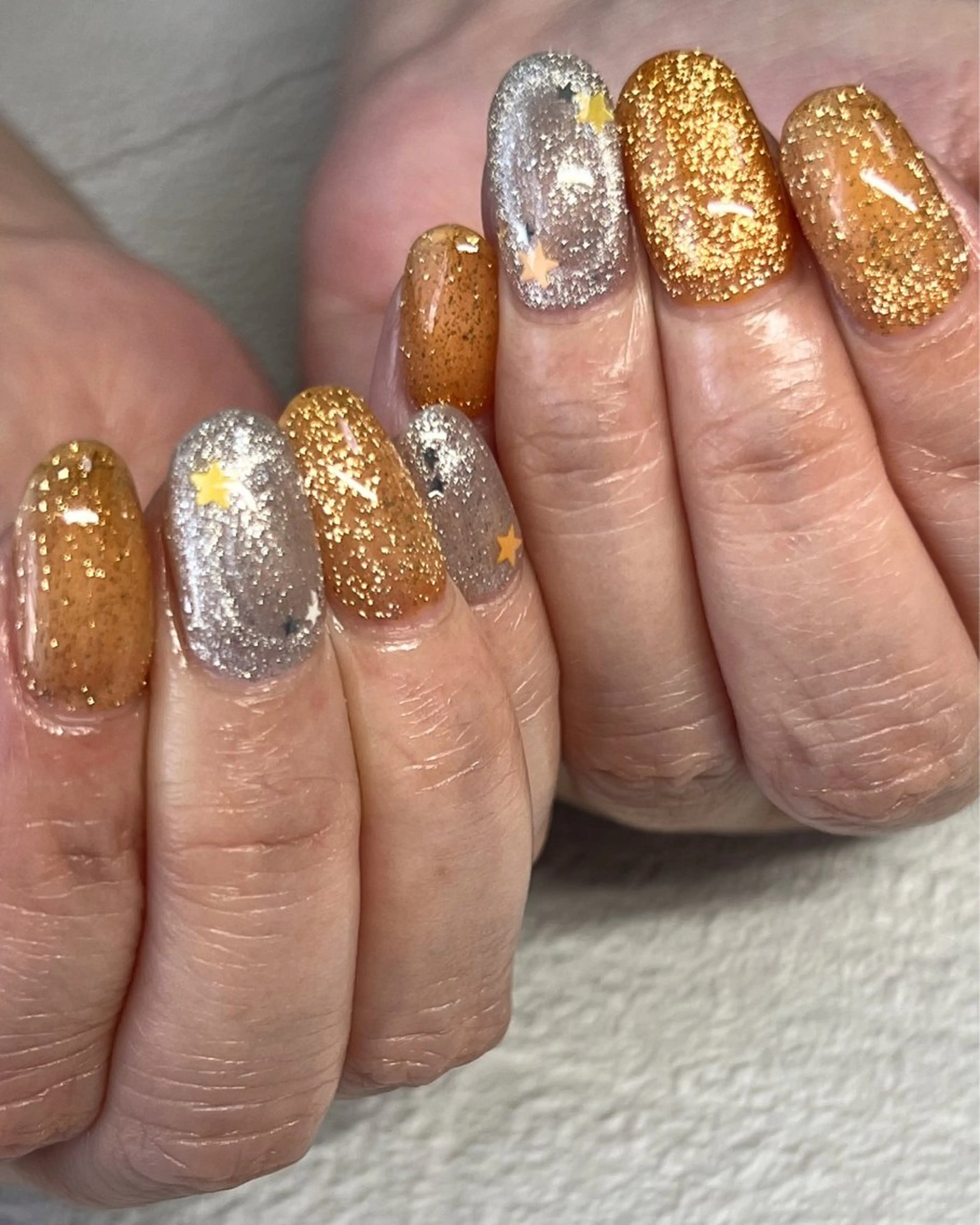 ネイル キラキラネイル オレンジ シルバー ハンドネイル ハンドケア nail salon Natural Cure所属・YAMAGUCHI MIHIのネイルデザイン