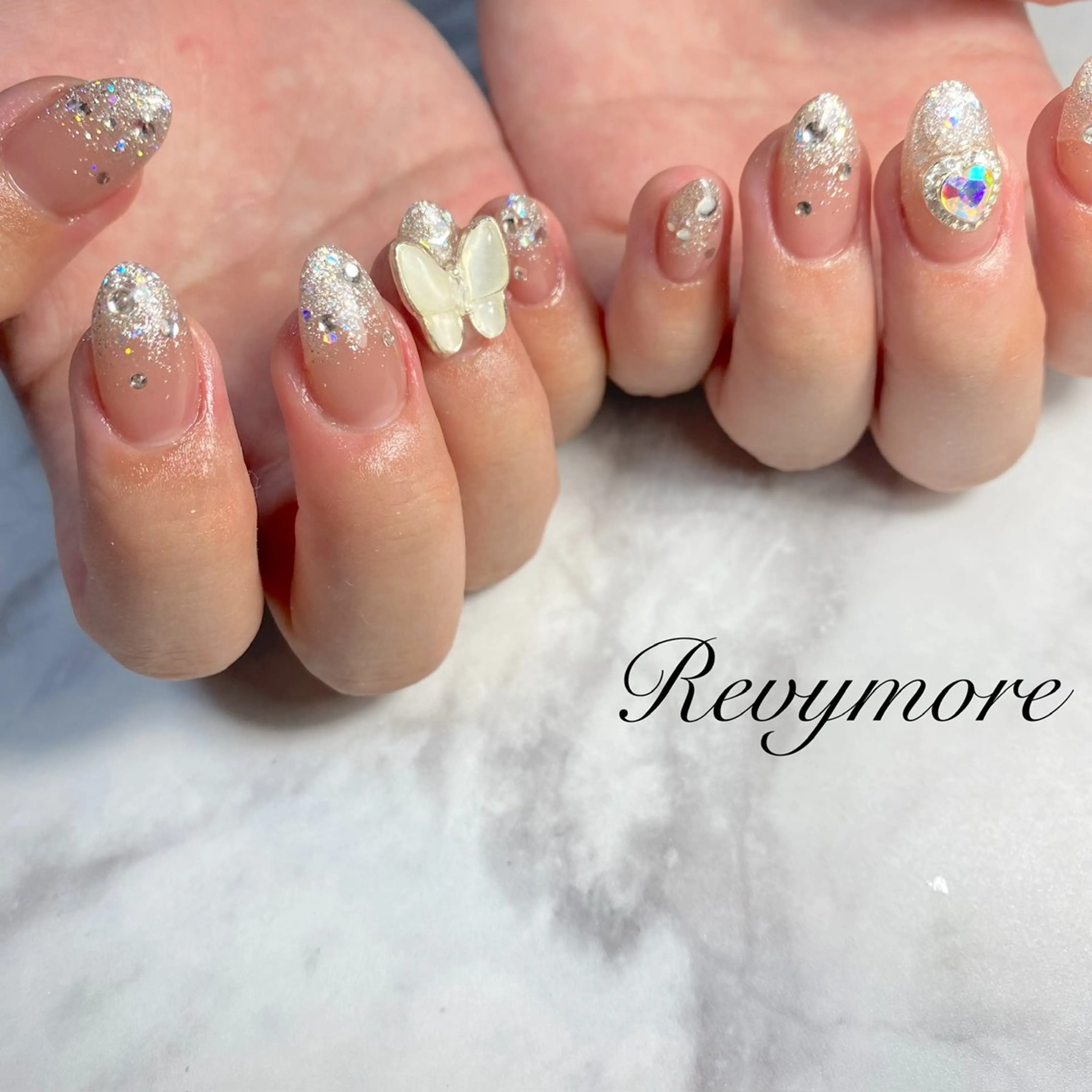 ミディアム ネイル 韓国風ヘア オーロラネイル ジェルネイル キラキラネイル 韓国ネイル nail salon Revymore所属・nail salon Revymoreのネイルデザイン