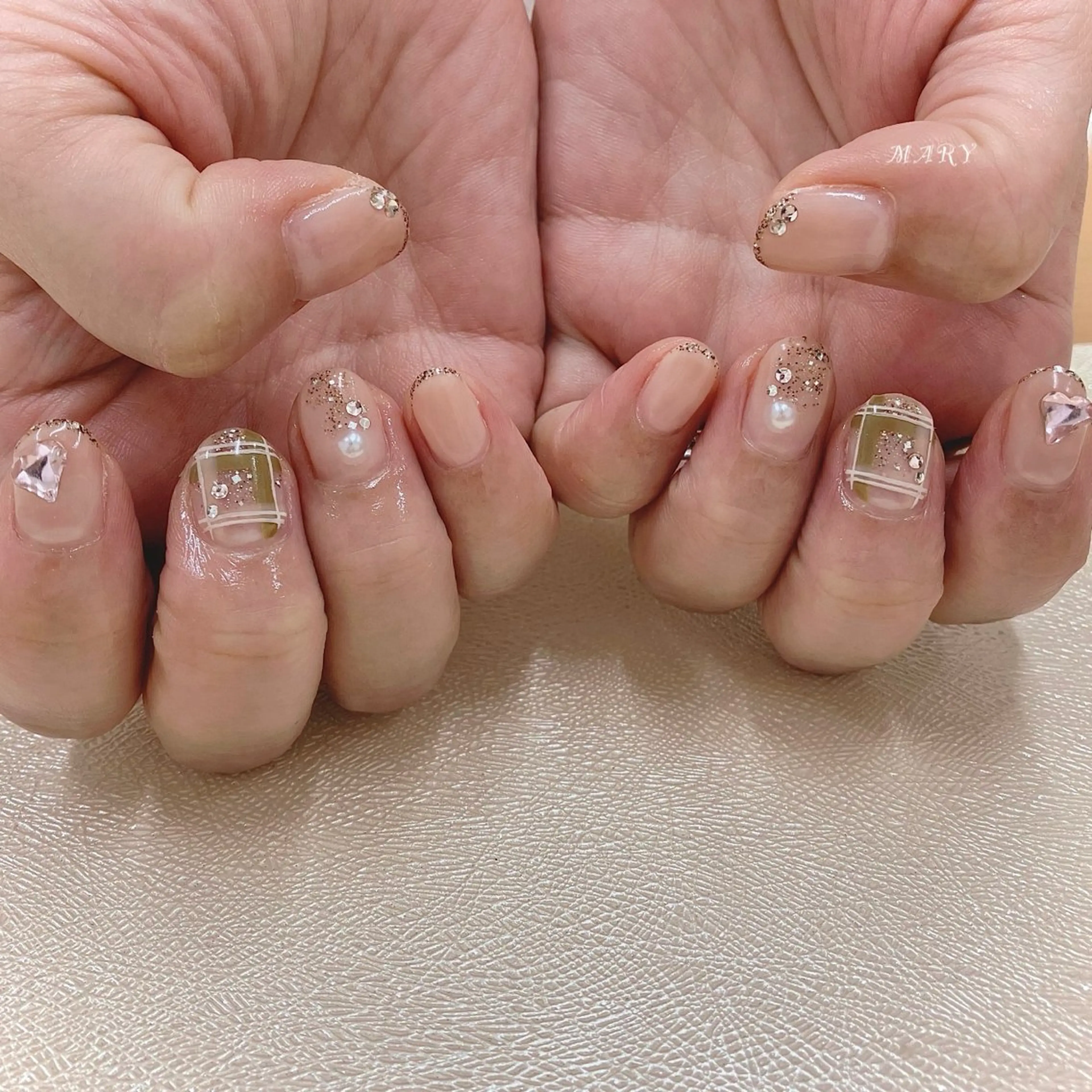 ネイル グラデーション キラキラネイル ニュアンスネイル ハンドネイル Mary nail .narumiのネイルデザイン