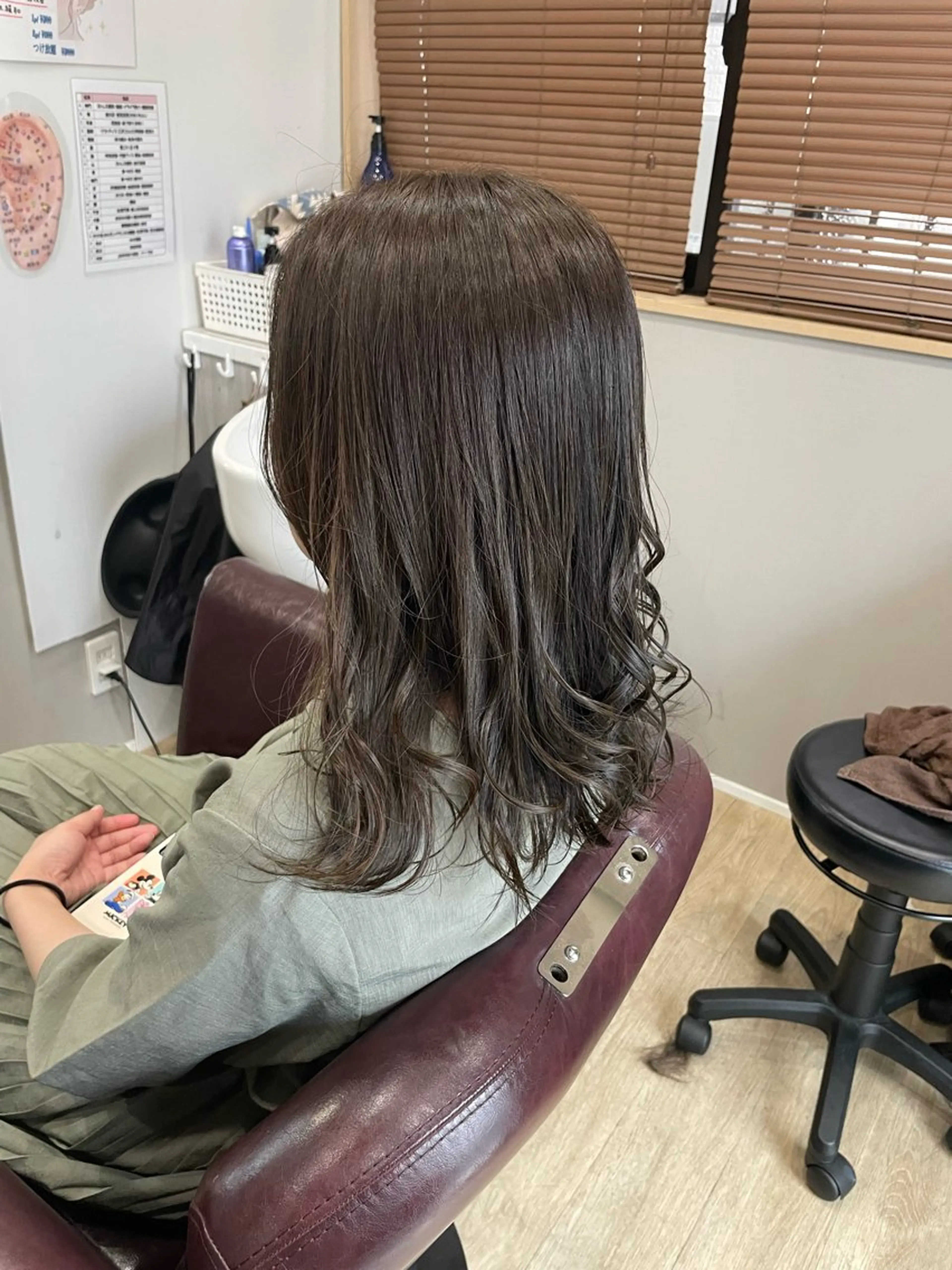 セミロング カラー ブラウンカラー オリーブブラウン Hair room Leaのヘアスタイル