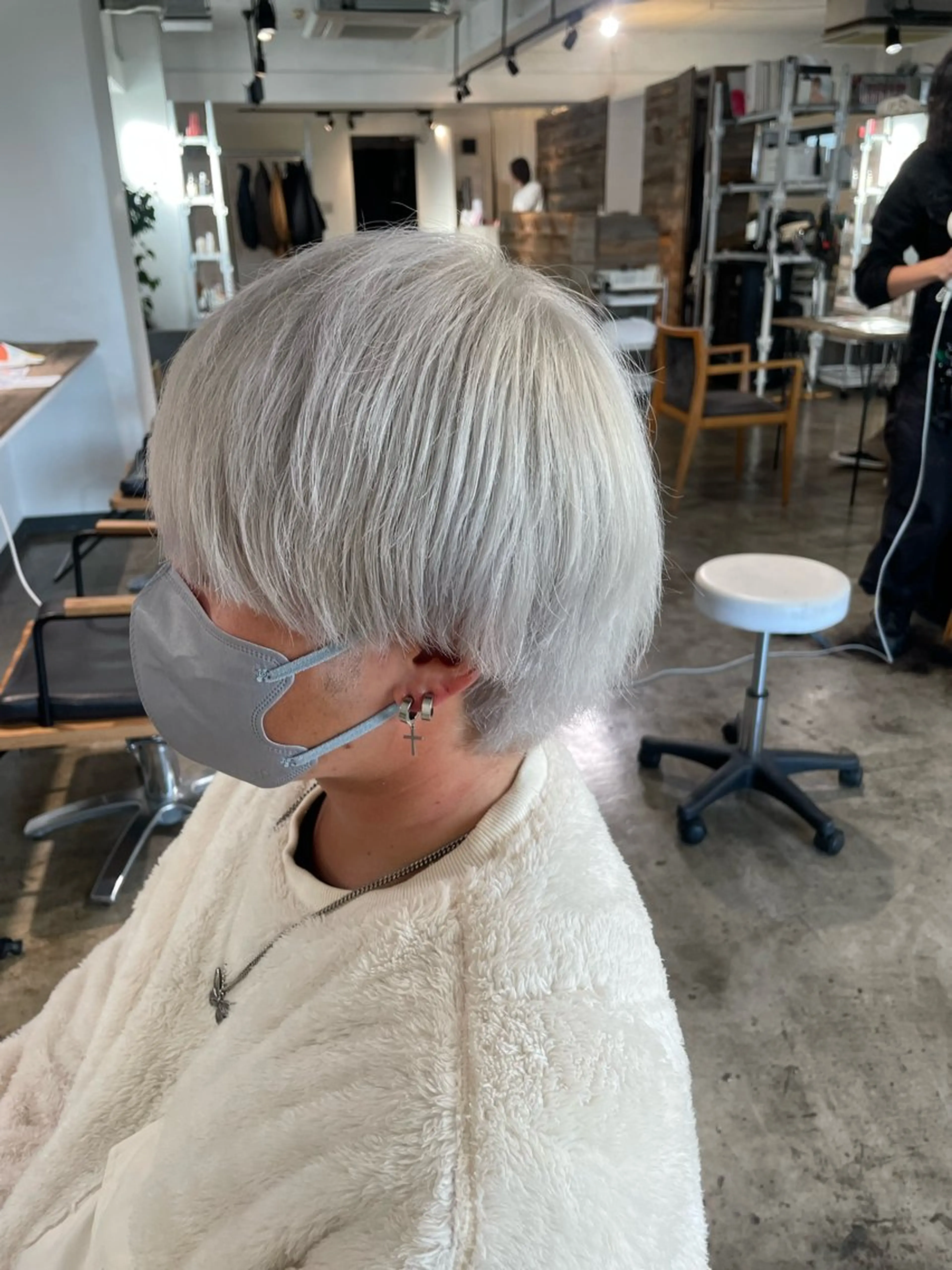 ショート カラー シルバー ホワイトシルバー ヘアカラー トリートメント ハイトーン/レイヤー /ケアブリーチ石川治のヘアスタイル