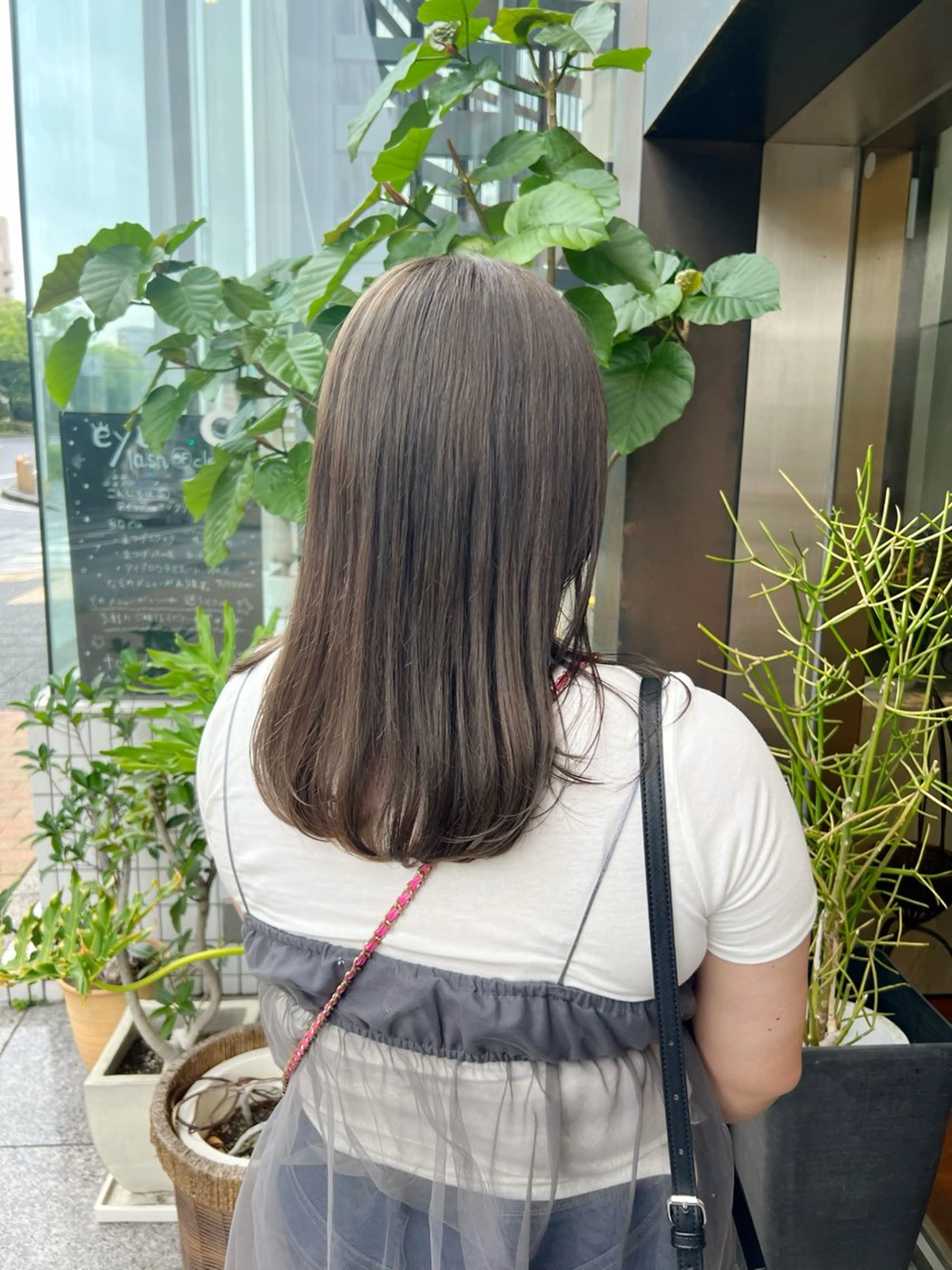 セミロング カラー ブリーチ 透明感カラー グレージュ 柏木  彩花のヘアスタイル