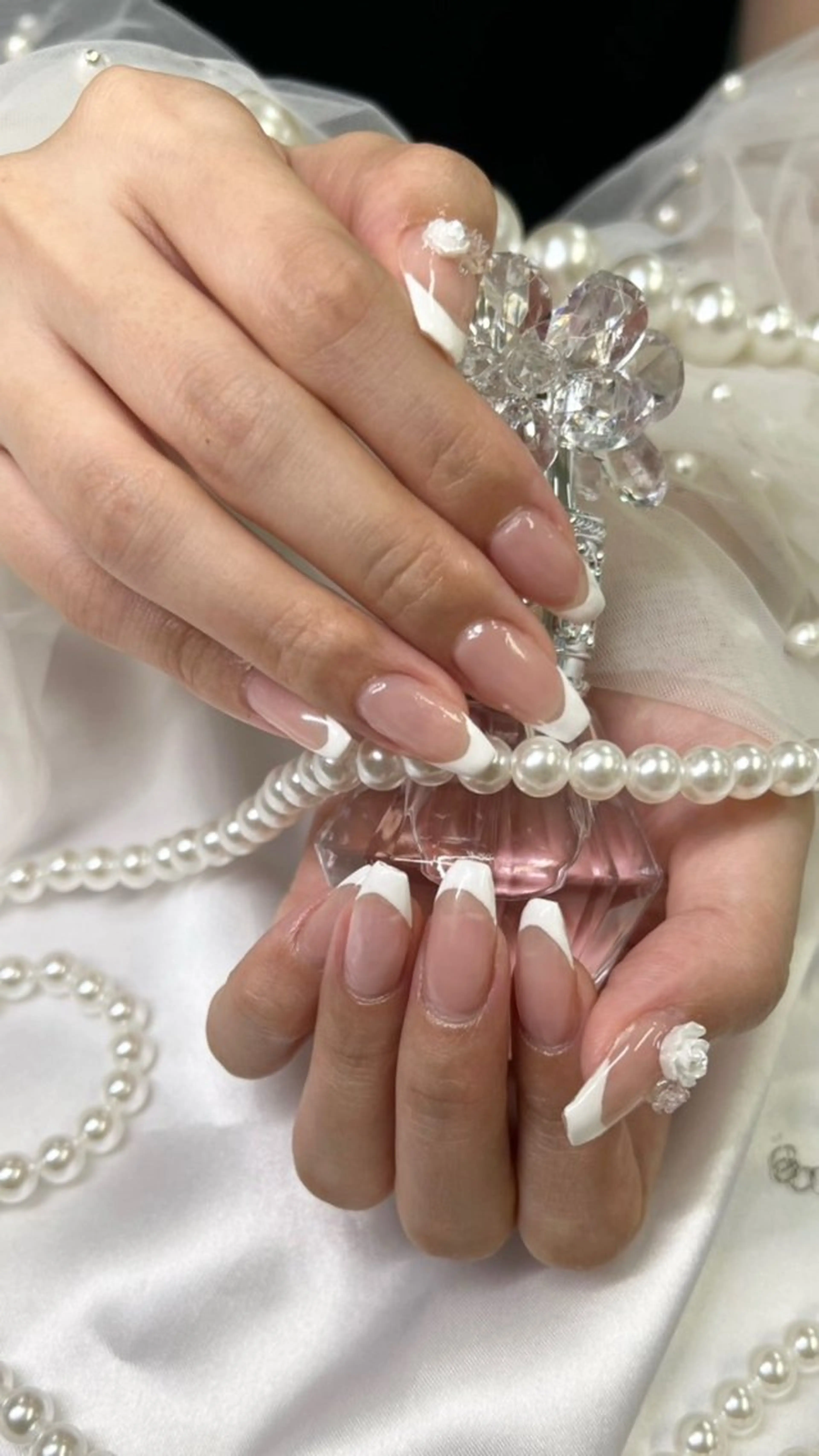 ネイル フットネイル フレンチネイル ガラスフレンチ キラキラネイル 韓国ネイル ハンドネイル Queeens nailのネイルデザイン