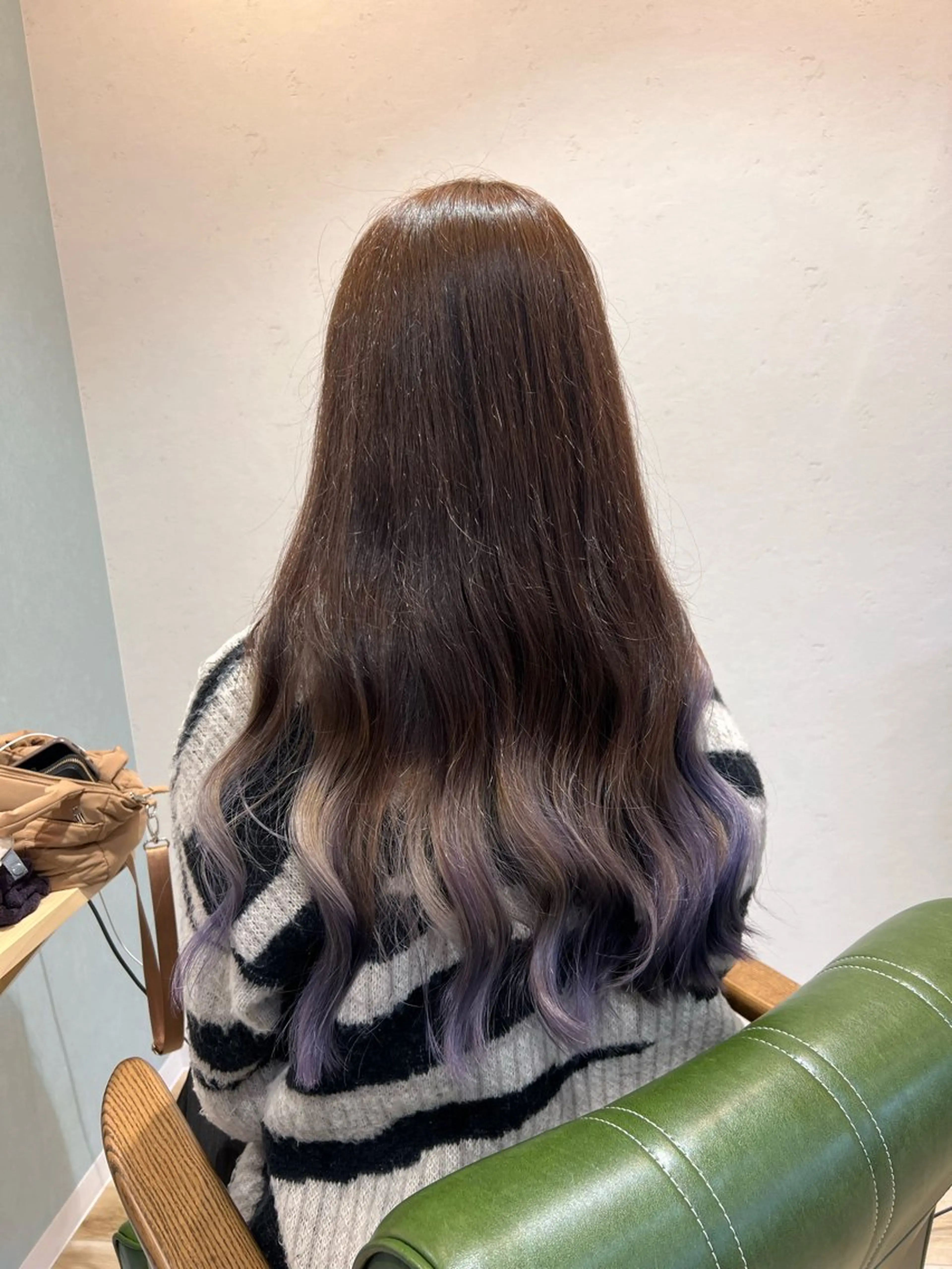 ロング カラー ブリーチ シルバー aisle所属・はしもと しおんのヘアスタイル