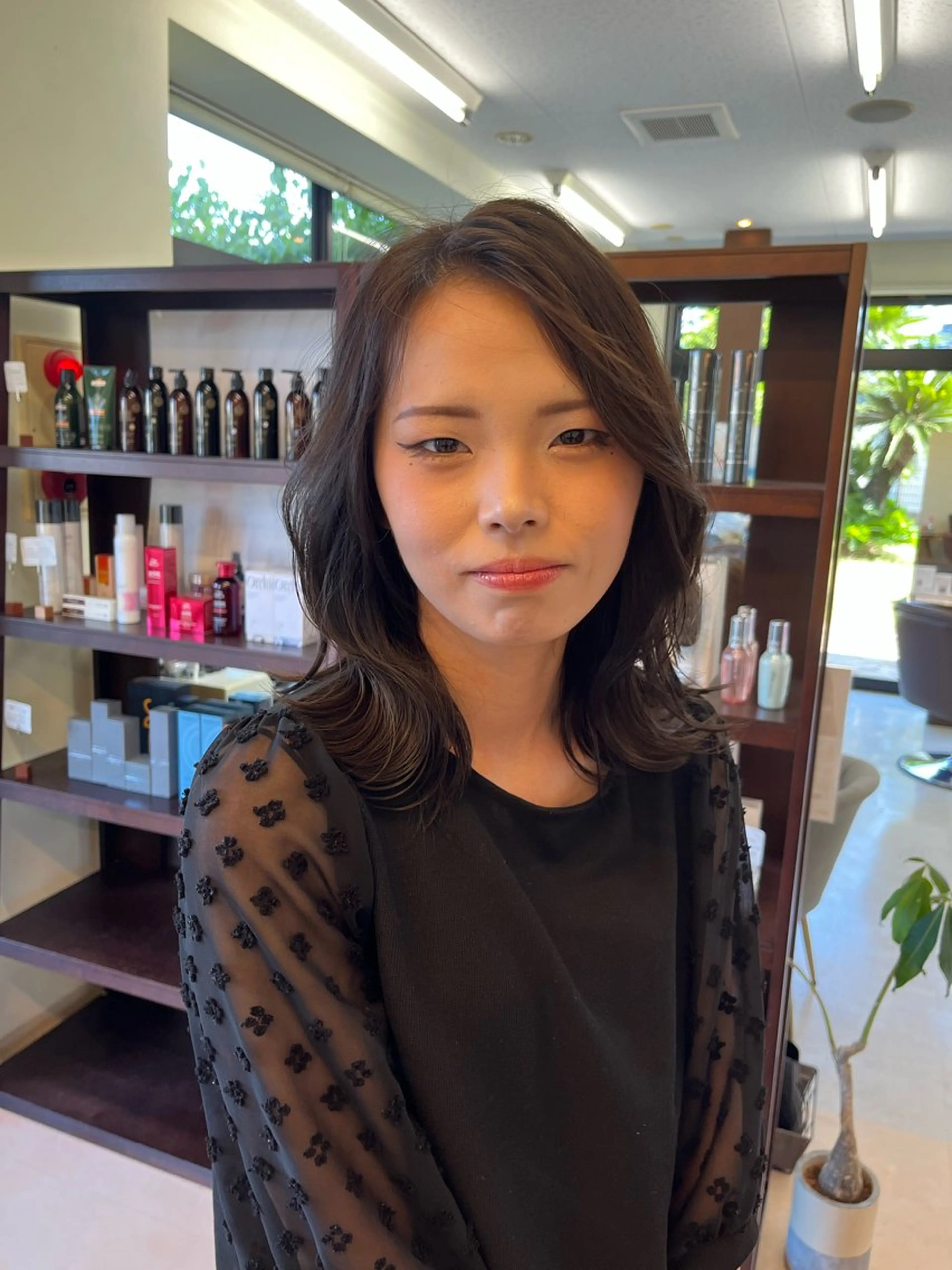ミディアム くびれヘア 顔周りカット くびれレイヤー レイヤーカット 小顔カット カット ヘアカラー 樋口智士/倉敷/中庄 /縮毛矯正/髪質改善のヘアスタイル