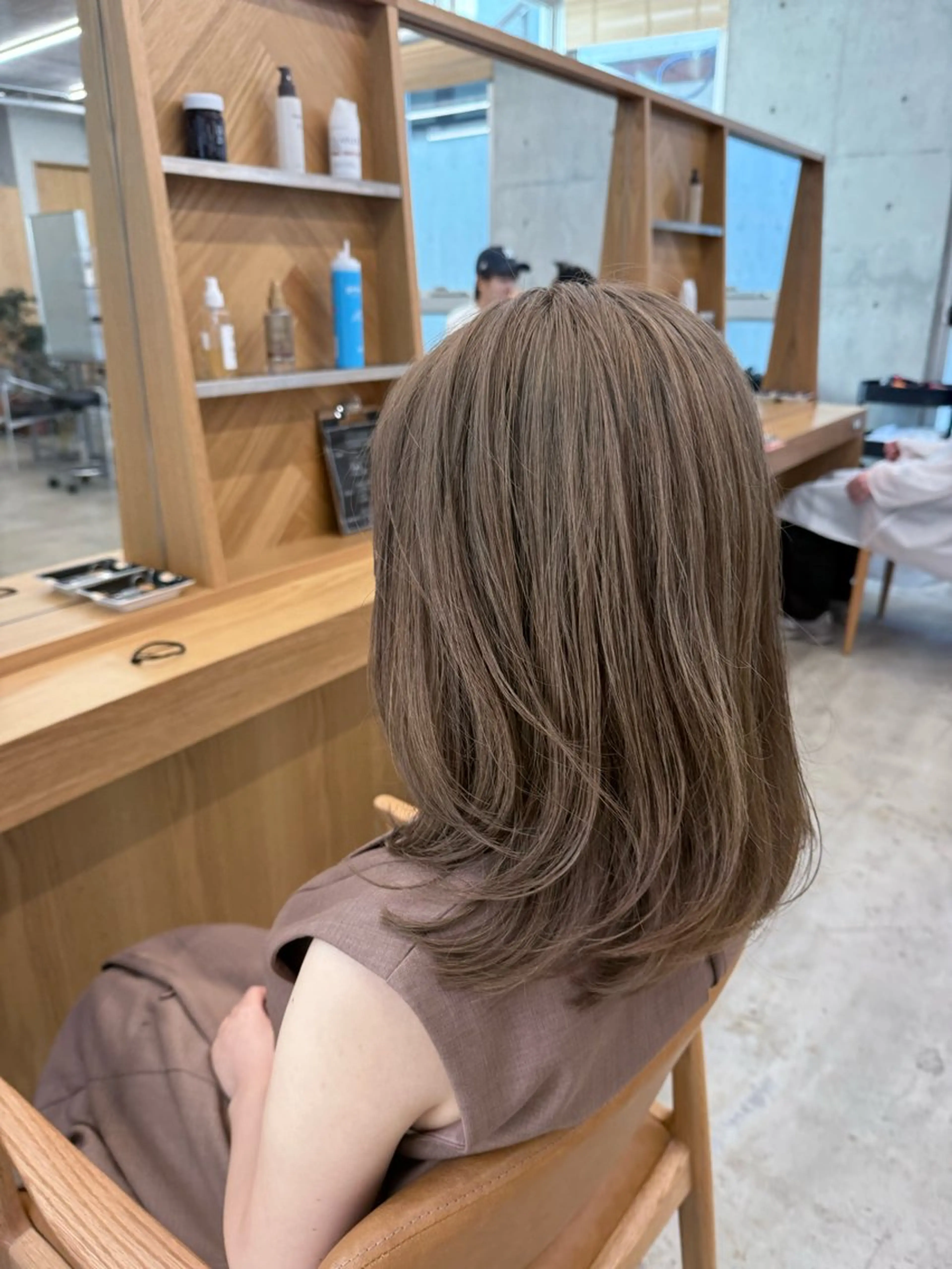 セミロング カラー アッシュ ベージュカラー ブリーチ 透明感カラー ダブルカラー カット ヘアカラー 誰より丁寧なカット/ 小林輝/レイヤーのヘアスタイル