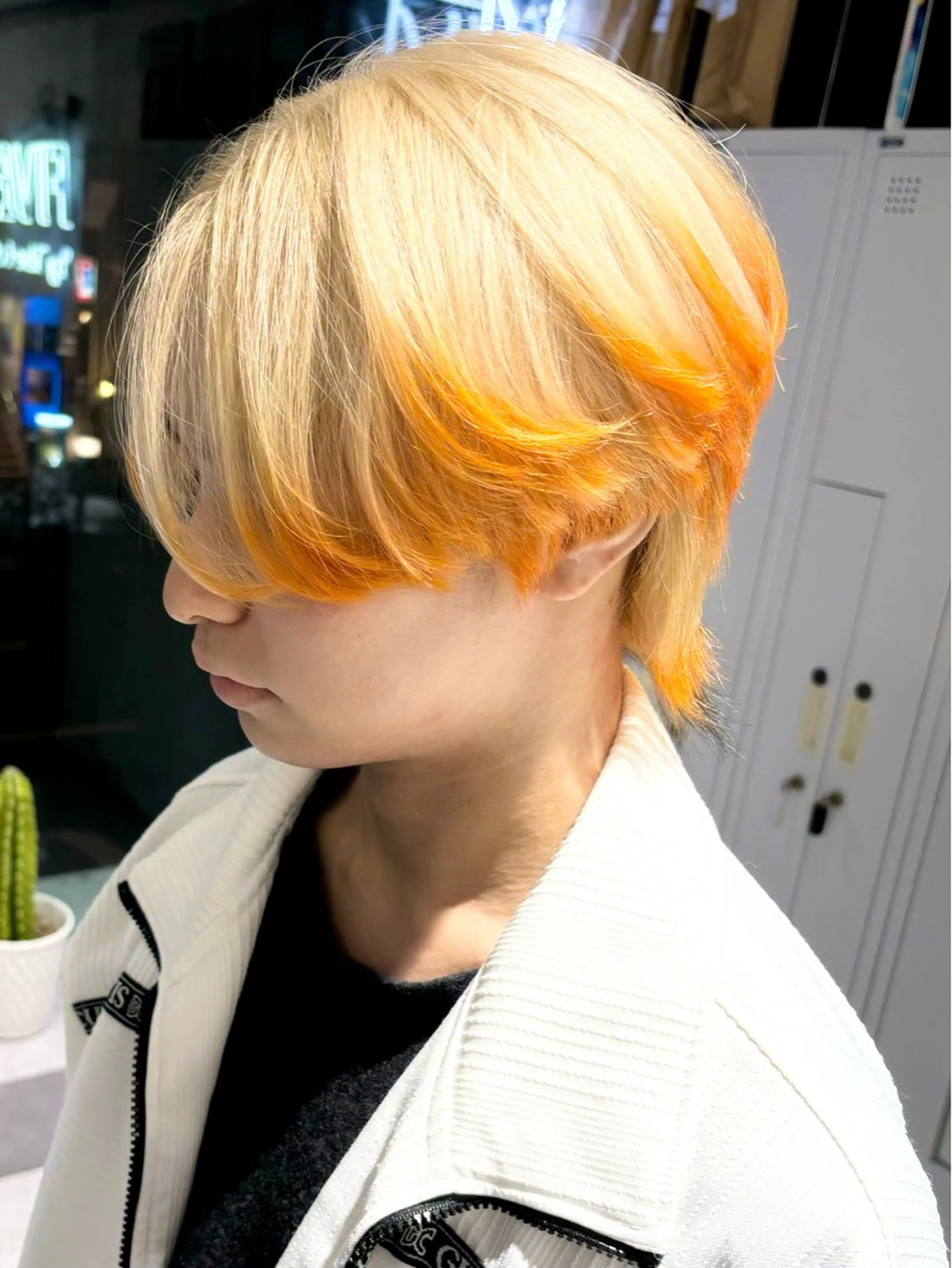 ショート カラー メンズ 前下がりボブ メンズハイトーン メンズインナーカラー ブロンド デザインカラー デザインカラー 小西勇次のヘアスタイル