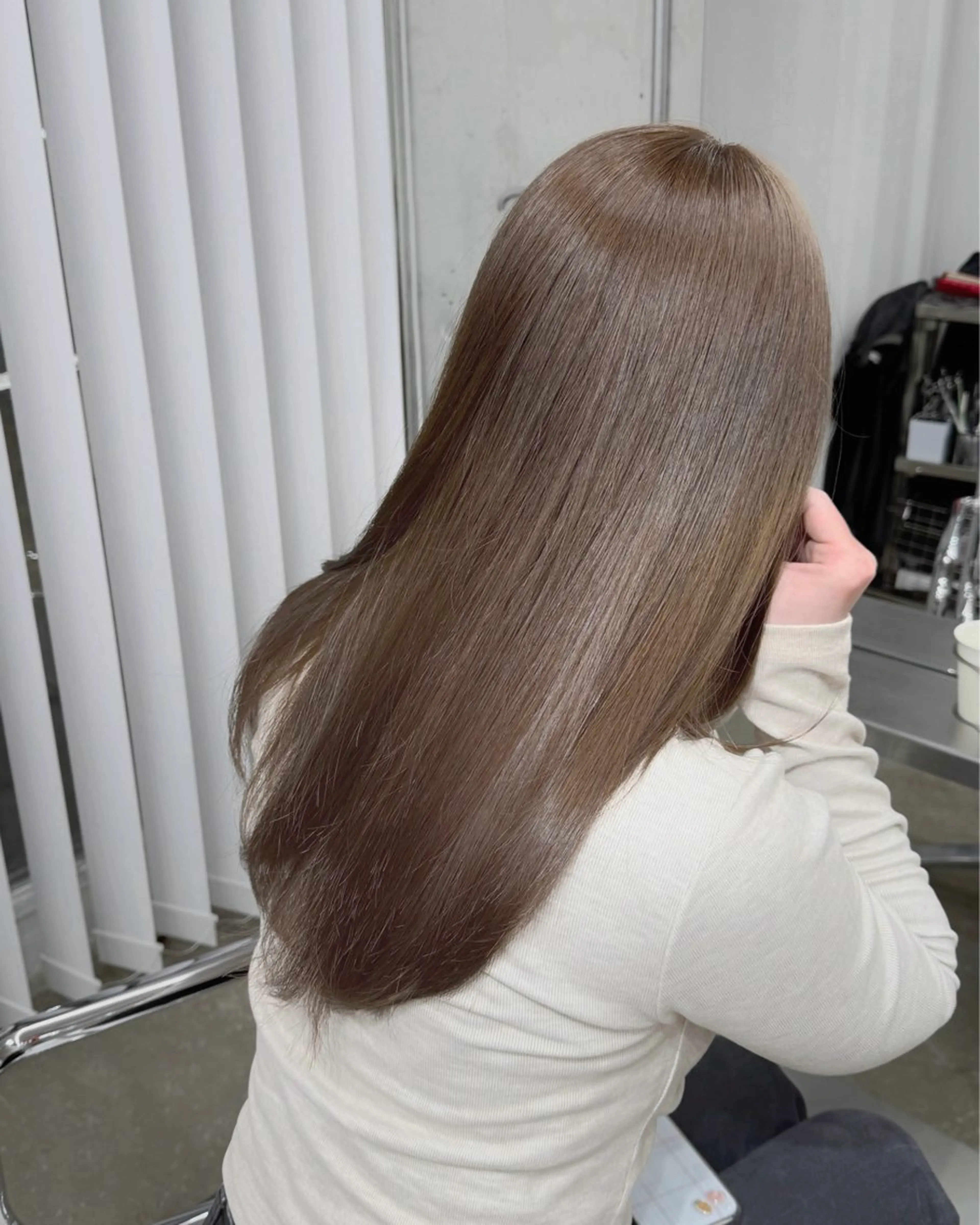 セミロング カラー ベージュカラー ブリーチ ミルクティーベージュ ブリーチなしカラー カット ヘアカラー トリートメント 高橋大樹/グレージュ 透明感/髪質改善のヘアスタイル