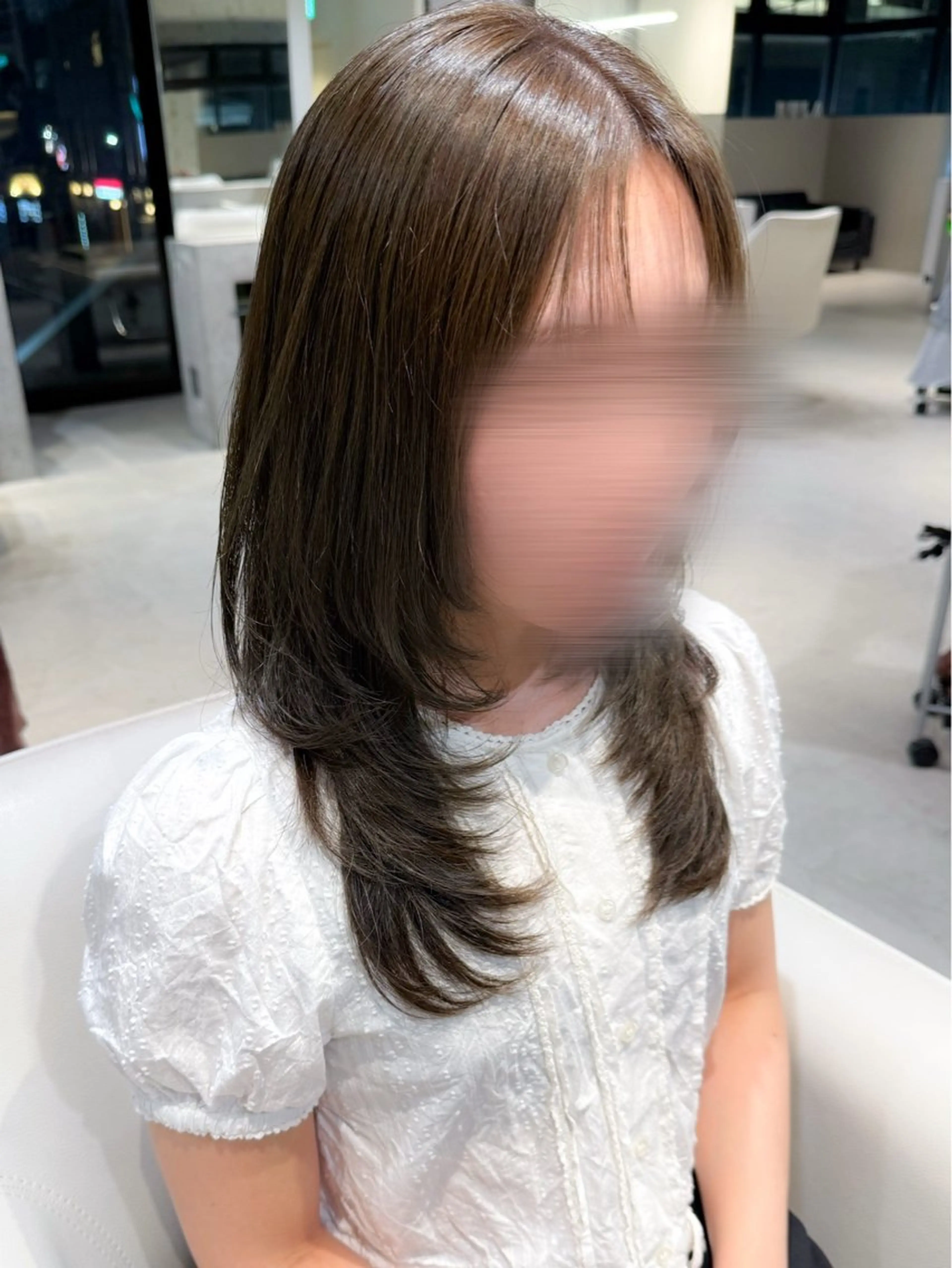 ミディアム レイヤーカット カット ヘアカラー トリートメント SALOWIN横浜所属・ﾚｲﾔｰ.ﾍｱｾｯﾄ 🤍宮本しおりのヘアスタイル