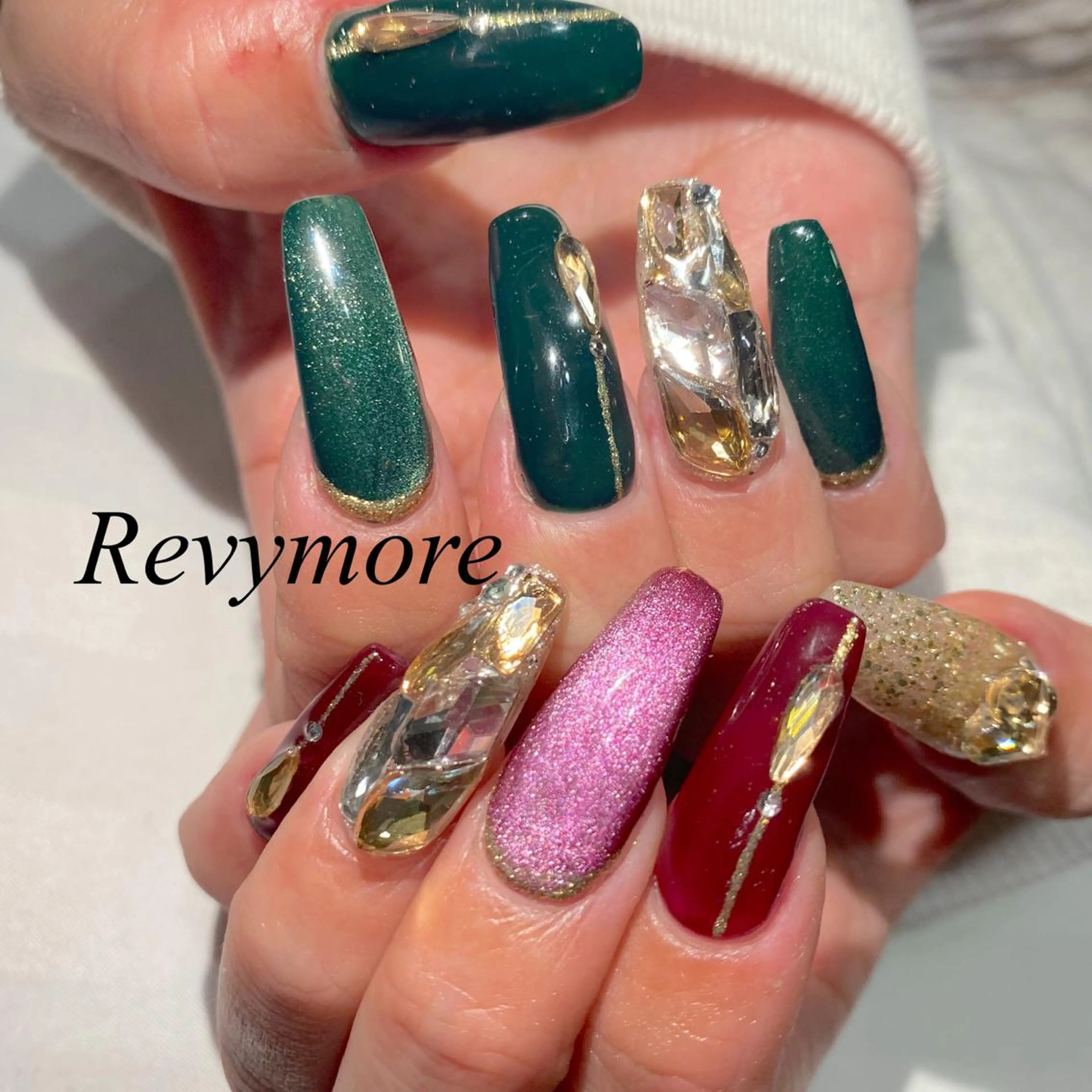 セミロング ネイル クリスマス ボルドー ジェルネイル グリーン ハート nail salon Revymore所属・nail salon Revymoreのネイルデザイン