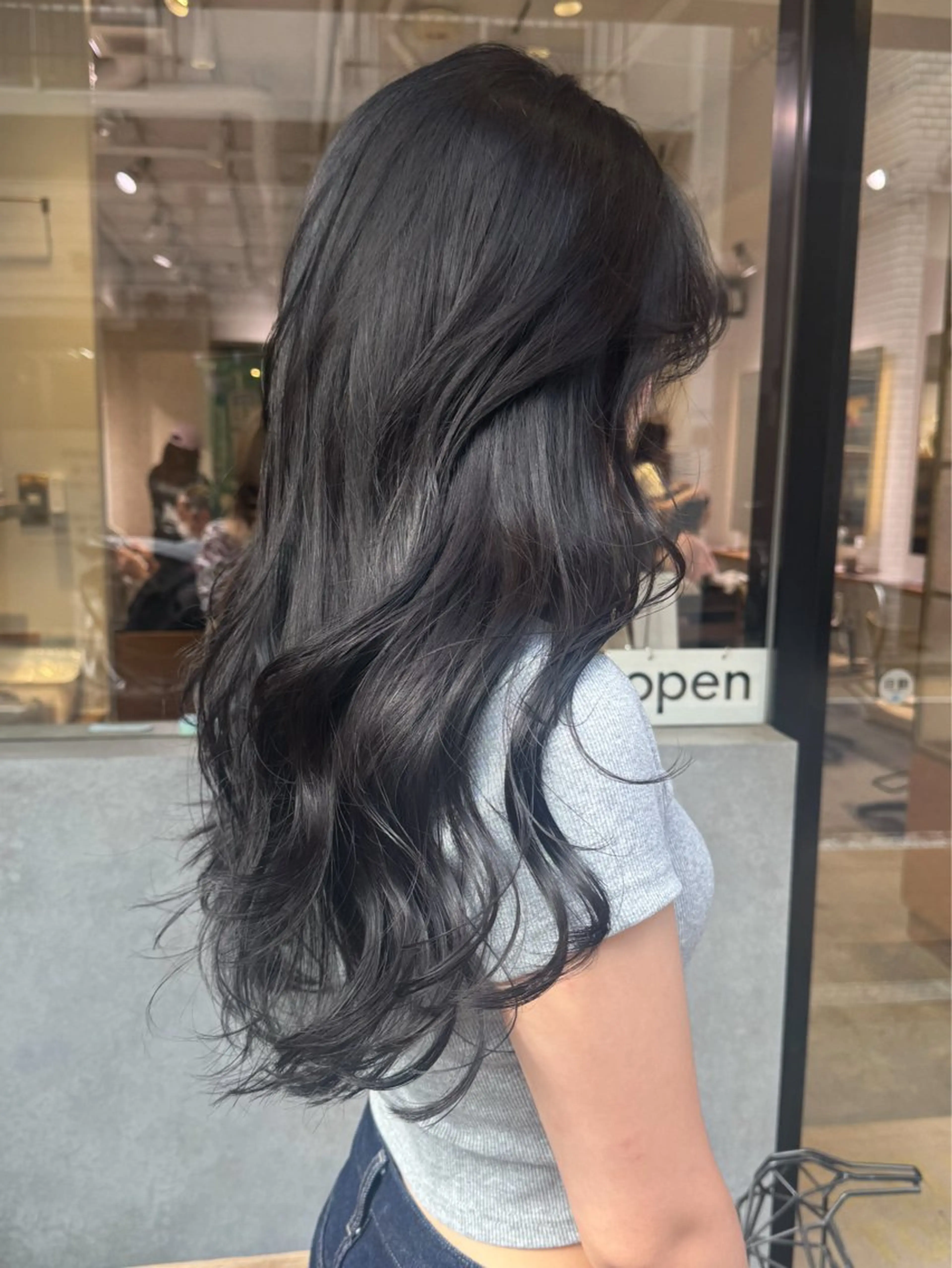 ロング カラー アッシュ アッシュグレー ダークグレー レイヤーカット ナガミネアリサ/ 学芸大学/海外ヘアのヘアスタイル