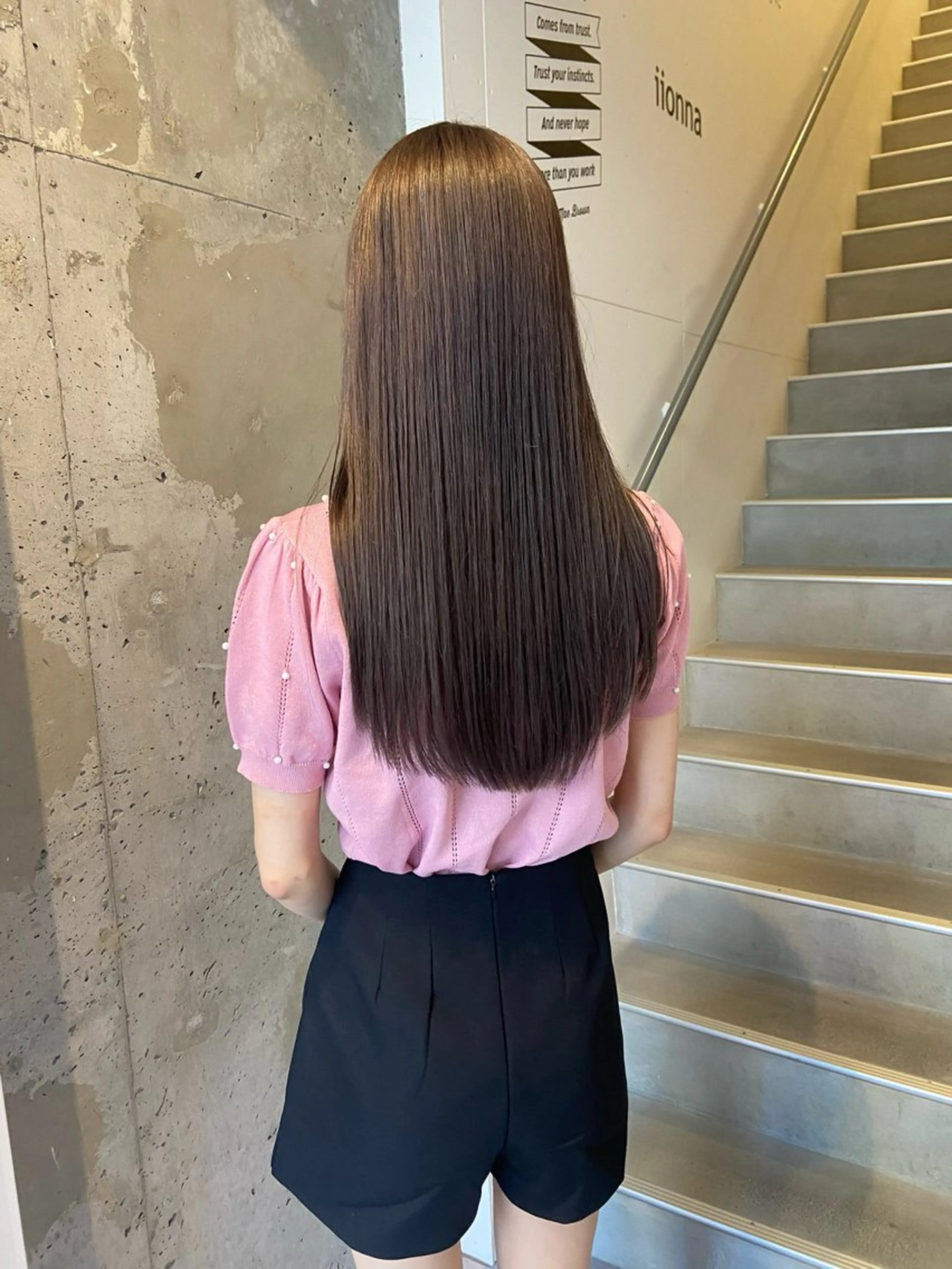 ミディアム カラー グレージュ レイヤーカット ローレイヤー カット ヘアカラー トリートメント ウルフカット レイヤーカット上柿のヘアスタイル