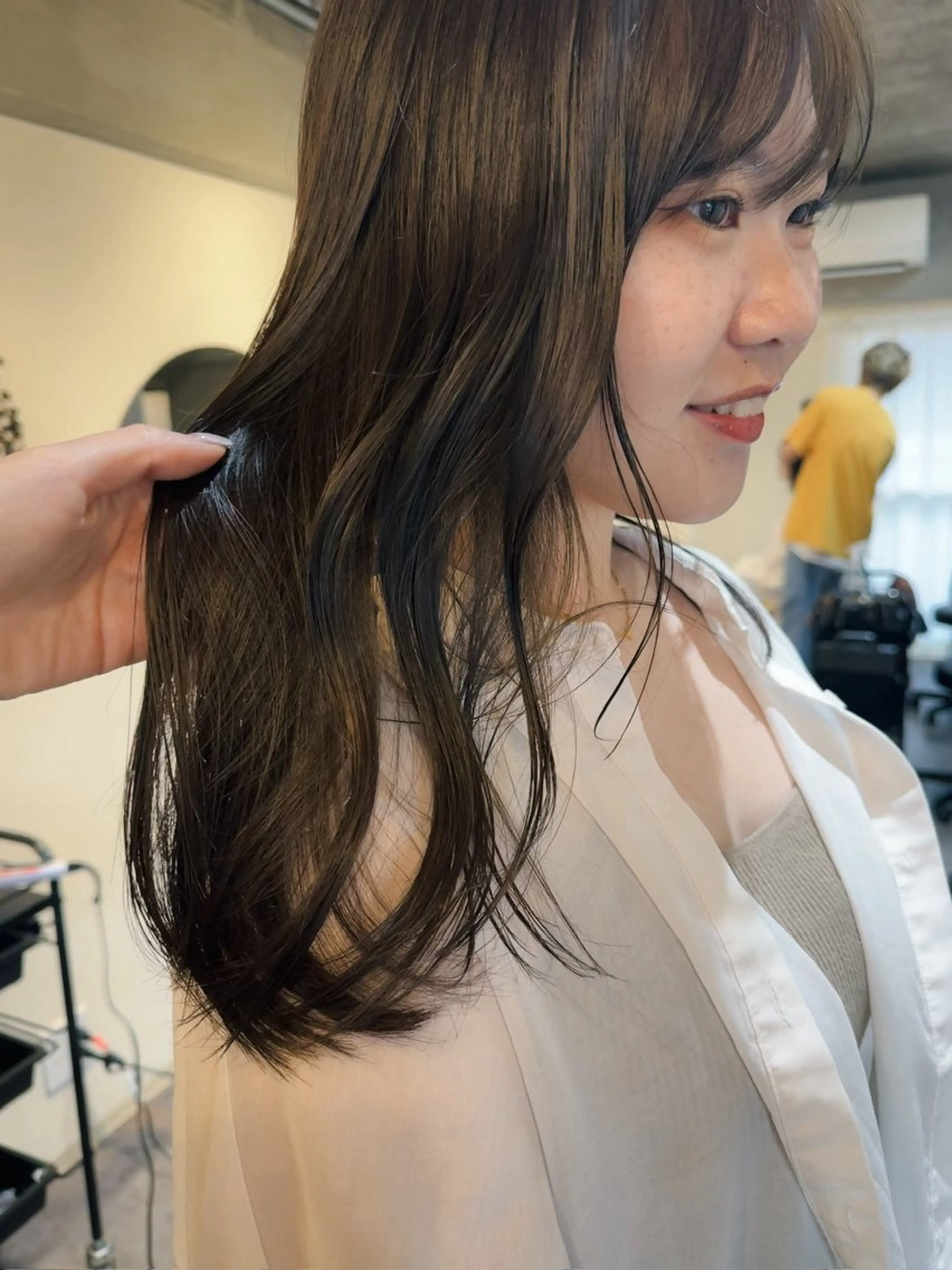 ロング カラー グレージュ オリーブグレージュ オリーブグレー カット ヘアカラー トリートメント ヘアセット ハルカ/透け感カラー /顔周りレイヤーのヘアスタイル