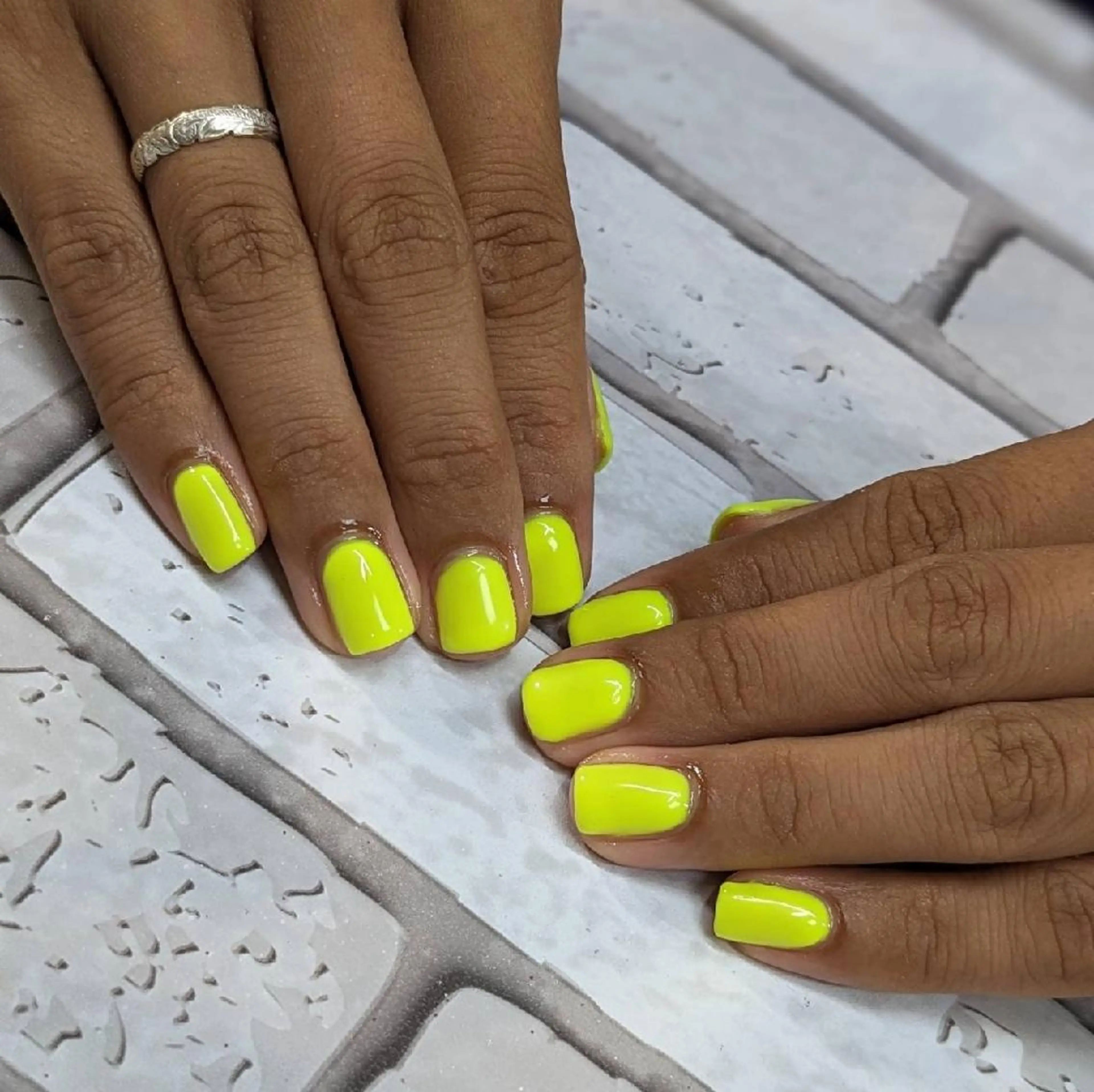 ネイル 黄色 ハンドネイル ネイルサロンベルティ .keikoのネイルデザイン