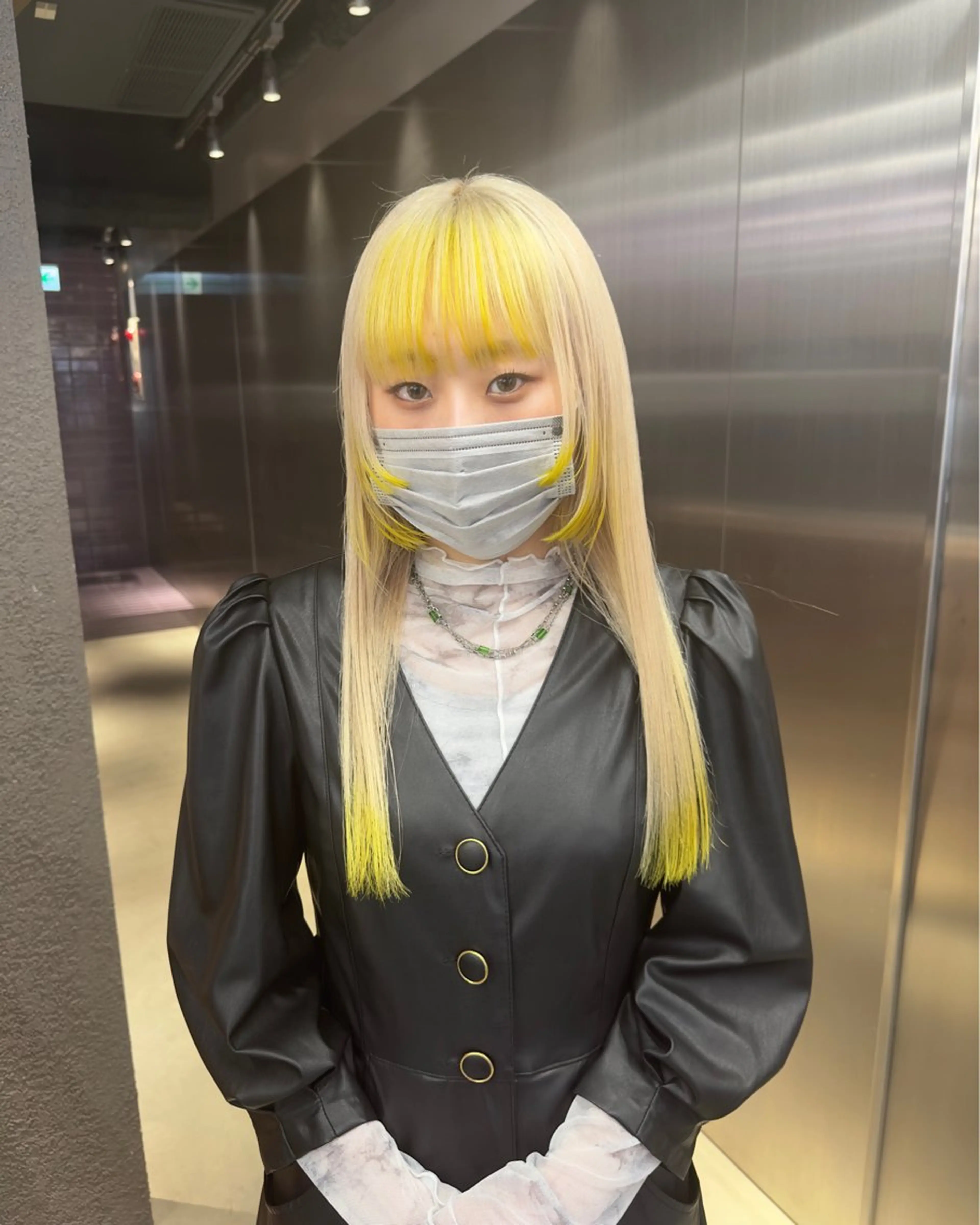 ミディアム カラー ブロンド ホワイトブロンド イエローカラー カット ヘアカラー トリートメント 鈴木/ニュアンス パーマ/メンズのヘアスタイル