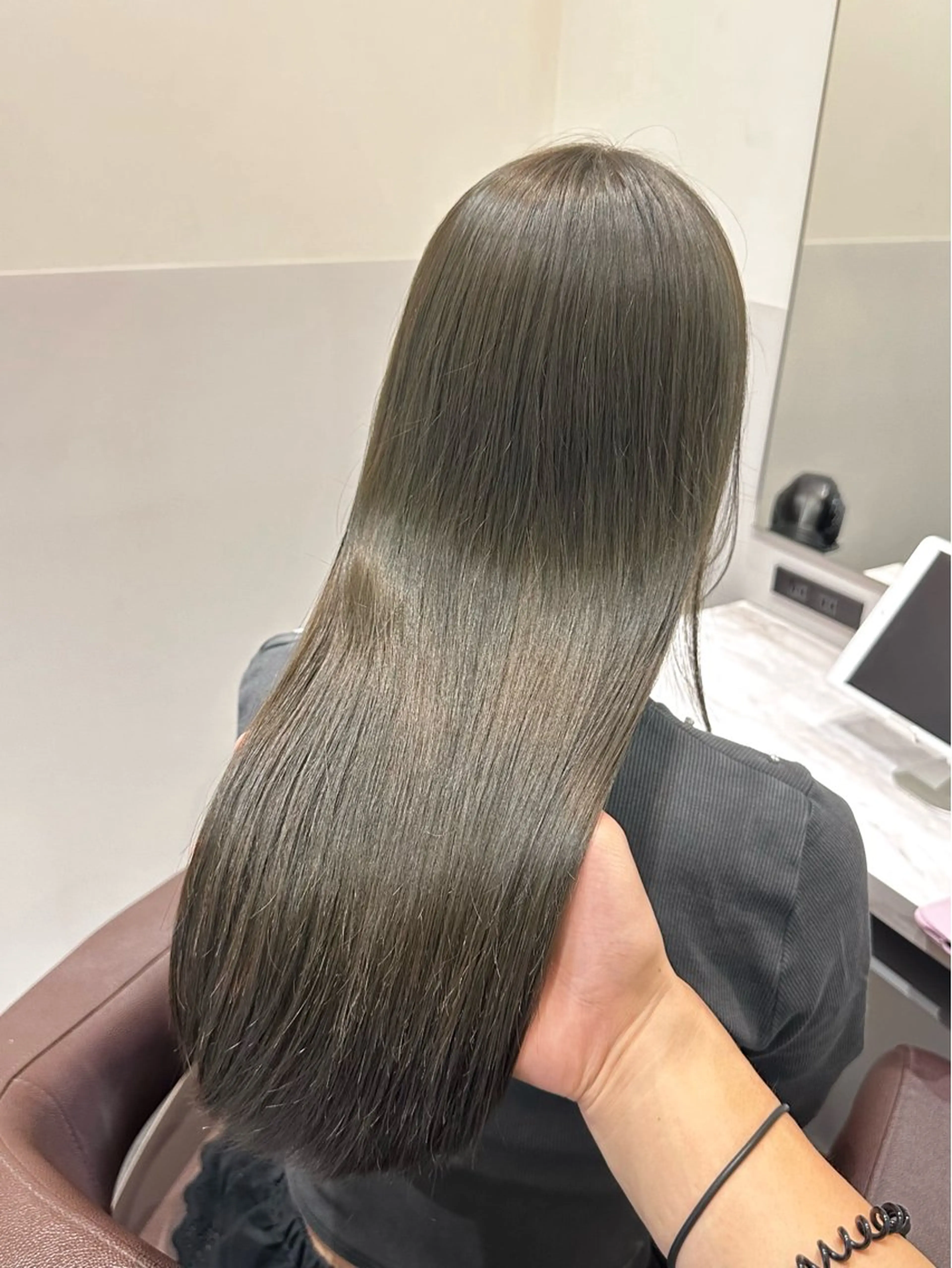 セミロング カラー ブリーチ グレージュ ブリーチなしカラー オリーブグレージュ オリーブグレー ヘアカラー トリートメント 矢野 晃平のヘアスタイル