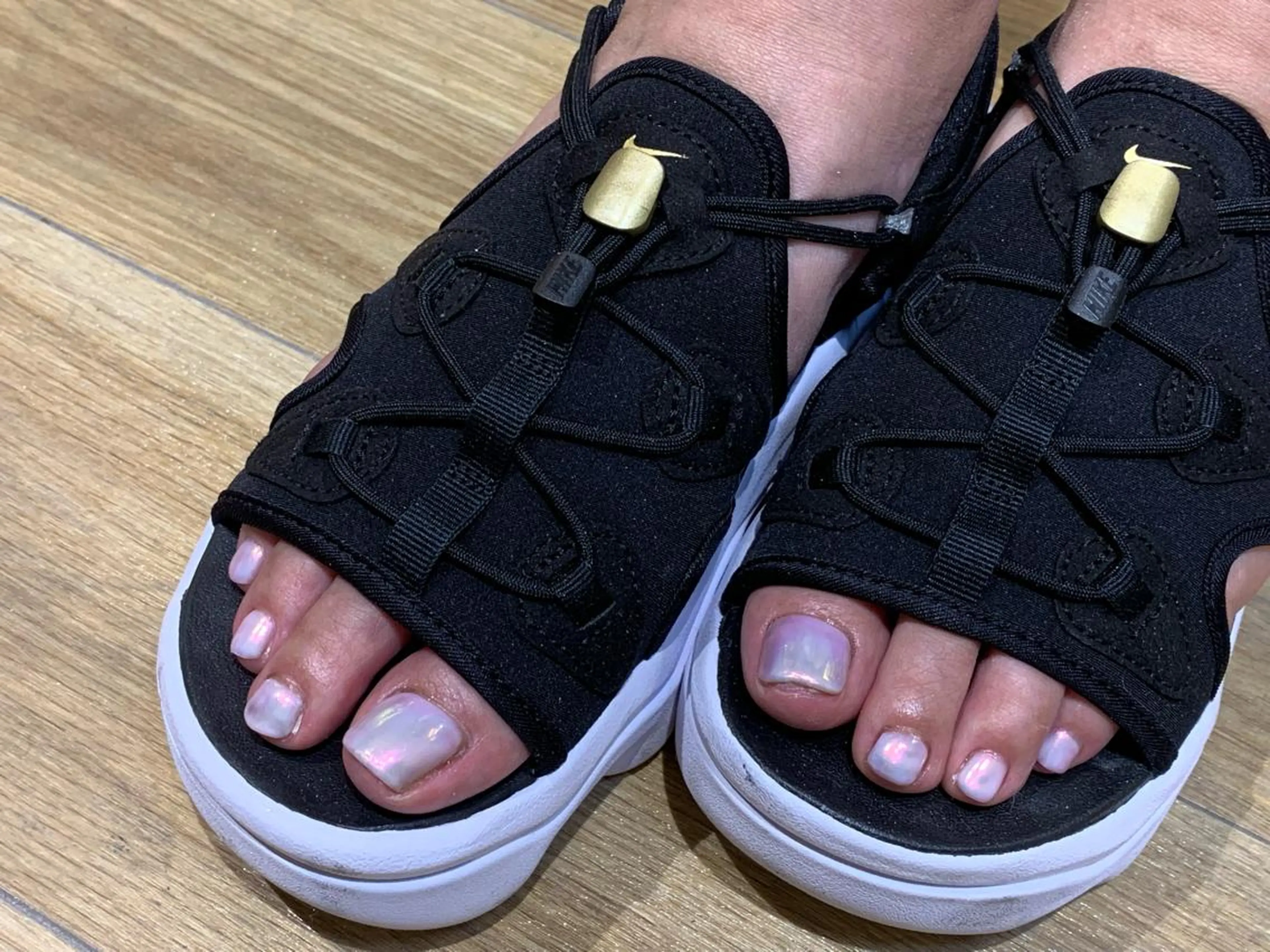 ネイル オーロラネイル フットネイル ワンカラーネイル マキノ ユイのネイルデザイン