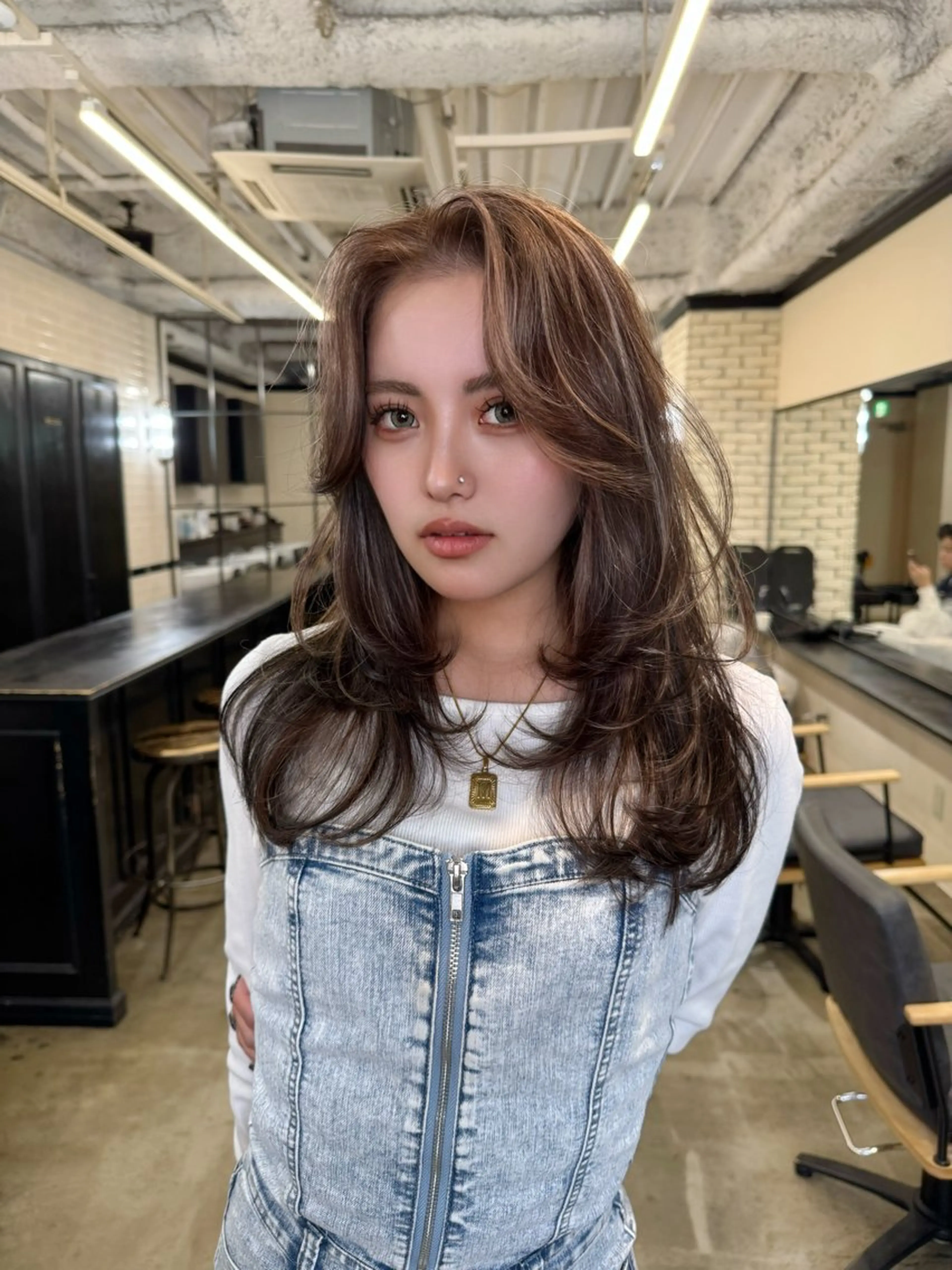 セミロング カラー 透明感カラー グレージュ ハイライトカラー ハイライト レイヤーカット ヘアカラー 🌟小顔レイヤー× 赤み消し透明感カラーのヘアスタイル