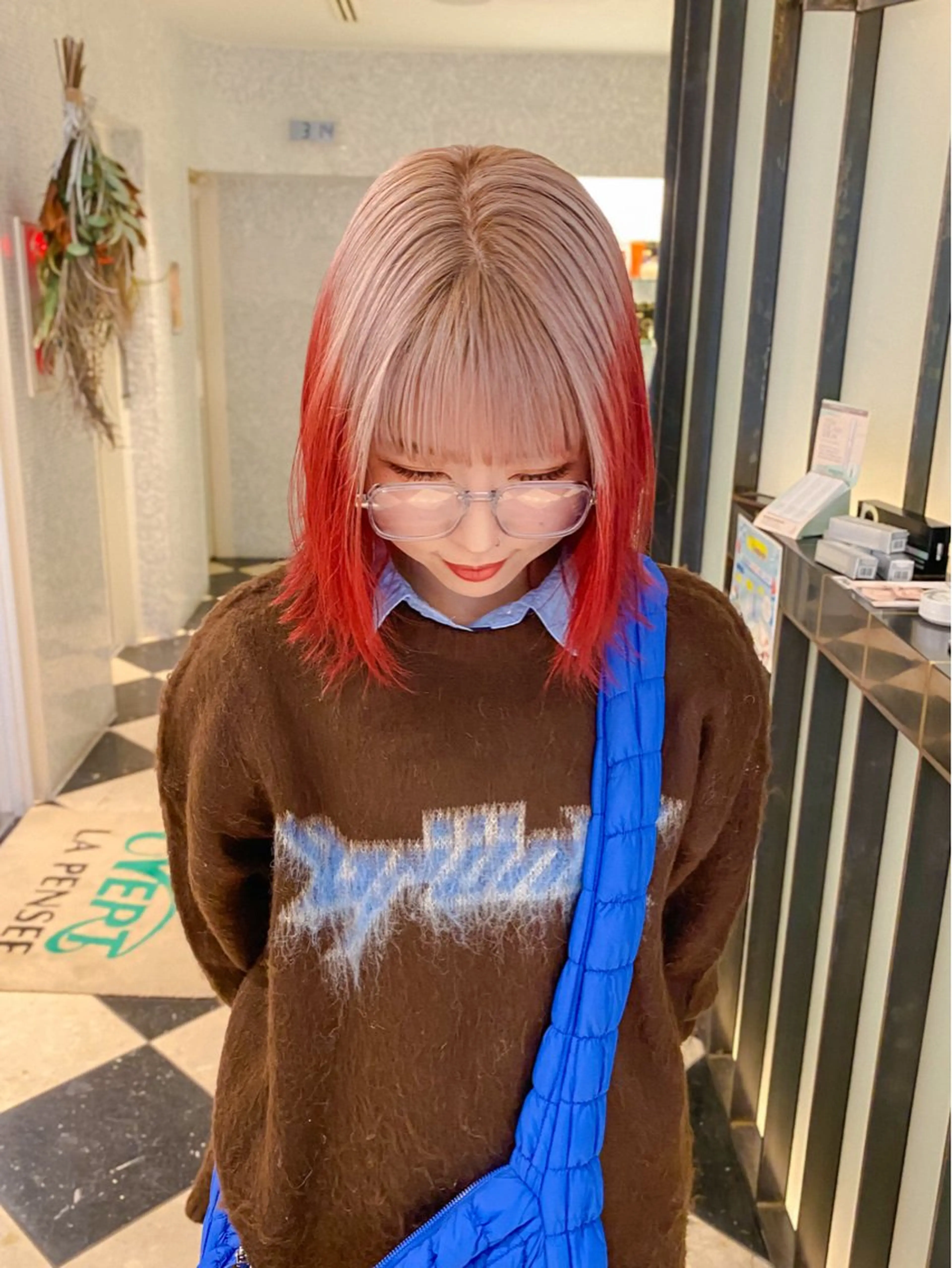 ミディアム カラー ベージュカラー ブリーチ レッドカラー ホワイトベージュ レイヤーカット/ブリ ーチ/motokiのヘアスタイル