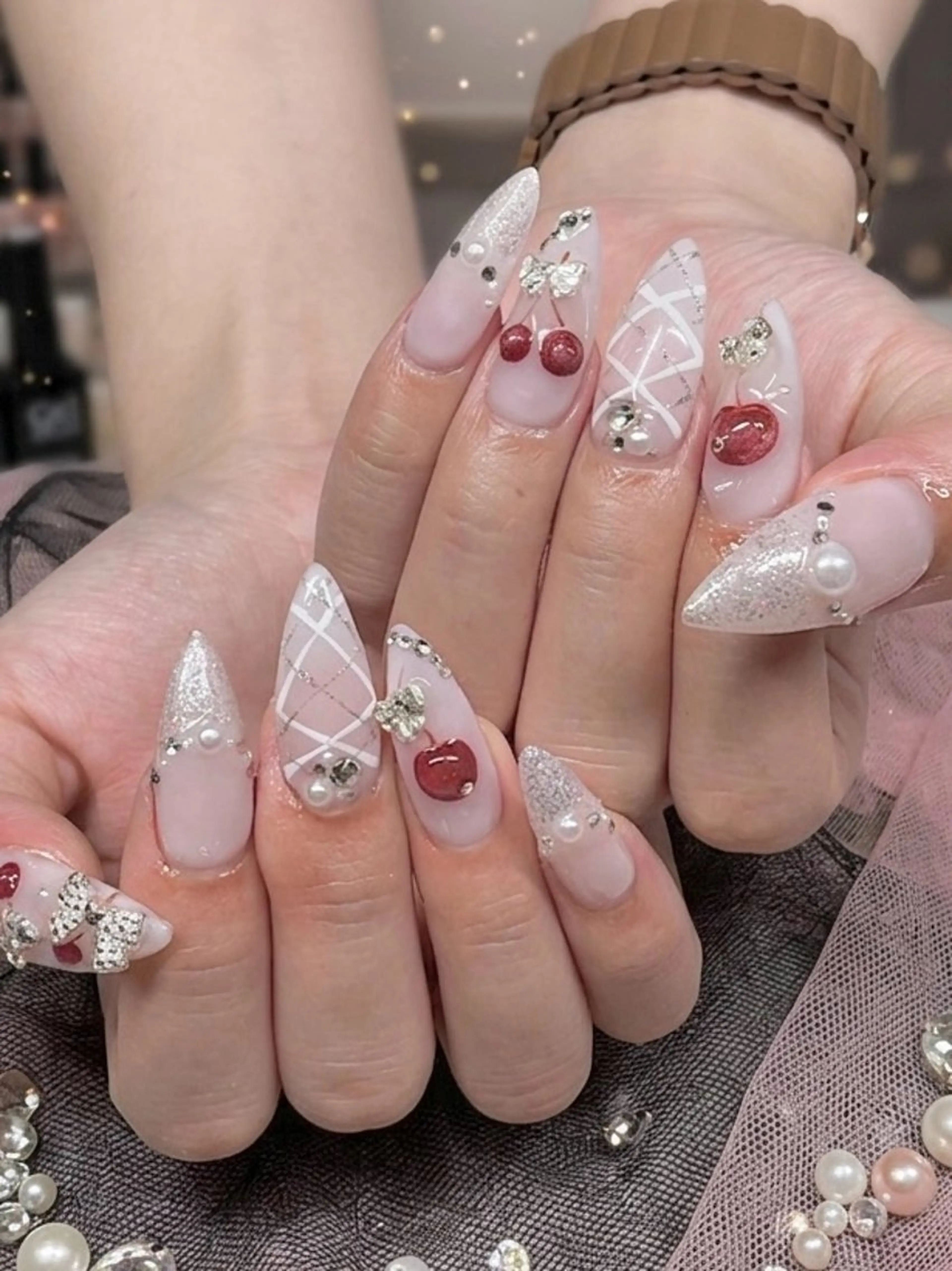 ネイル ガーリー ロングネイル ぷっくりネイル ストーンネイル ホワイト ハンドネイル TUNEHA堂 (チュネハドウ)のネイルデザイン