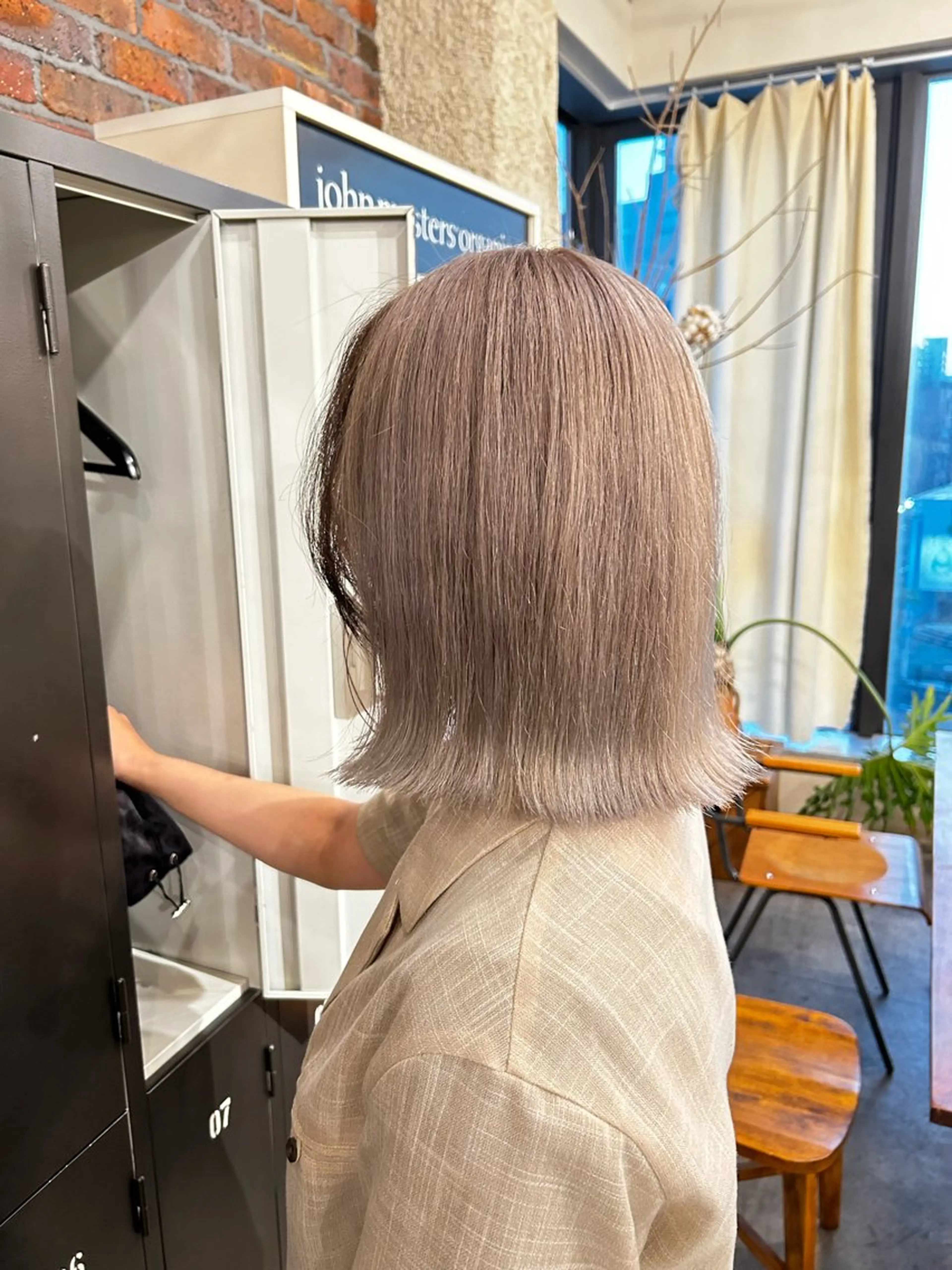 ミディアム カラー ミストバング ベージュカラー ブラウンカラー  フェイスフレーミング ホワイトベージュ ヘアカラー the BRIDGE 加藤みのりのヘアスタイル