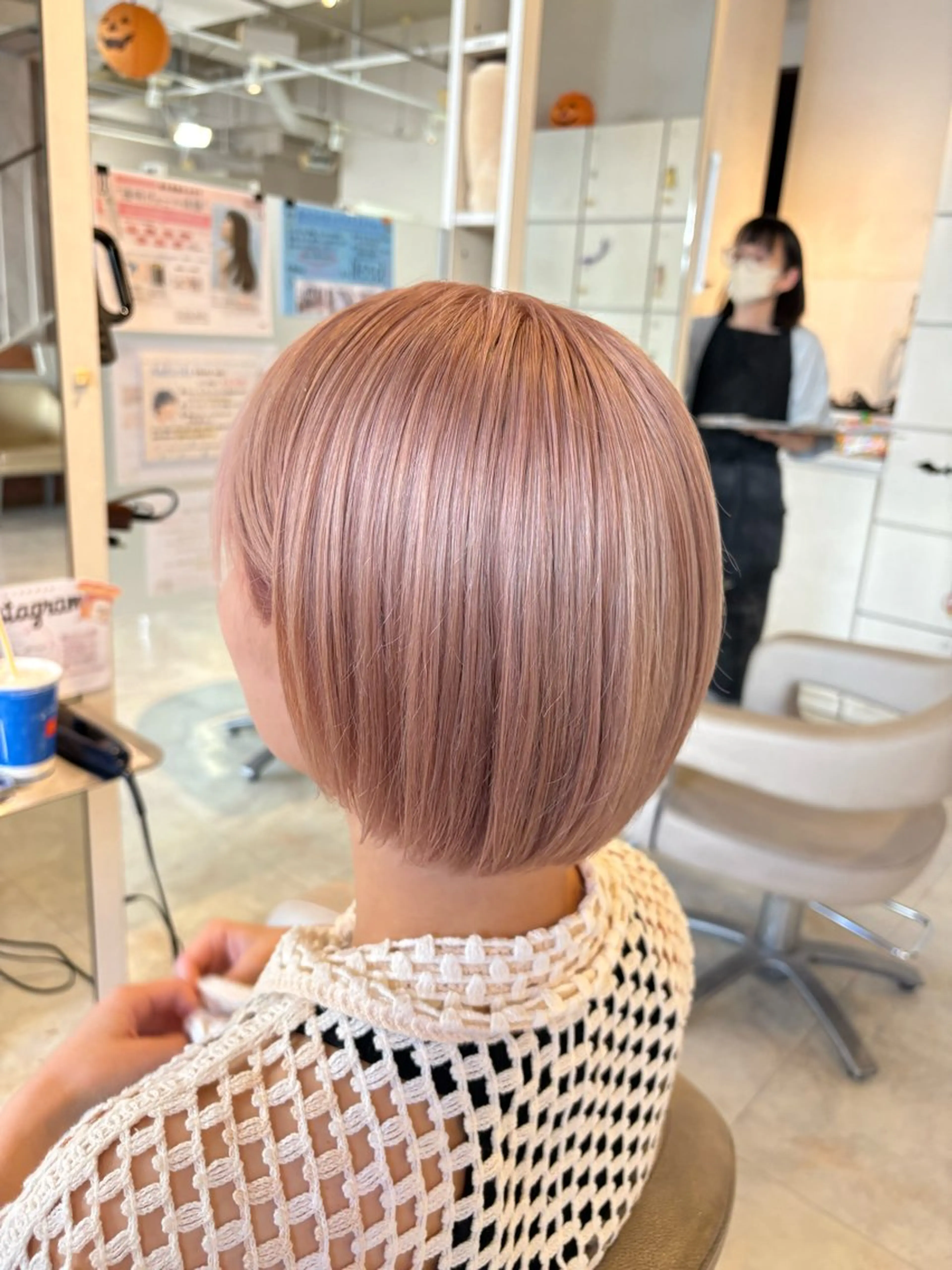 ショート カラー ベージュカラー ブリーチ ピンクカラー ピンクベージュ ヘアカラー 小森 永のヘアスタイル