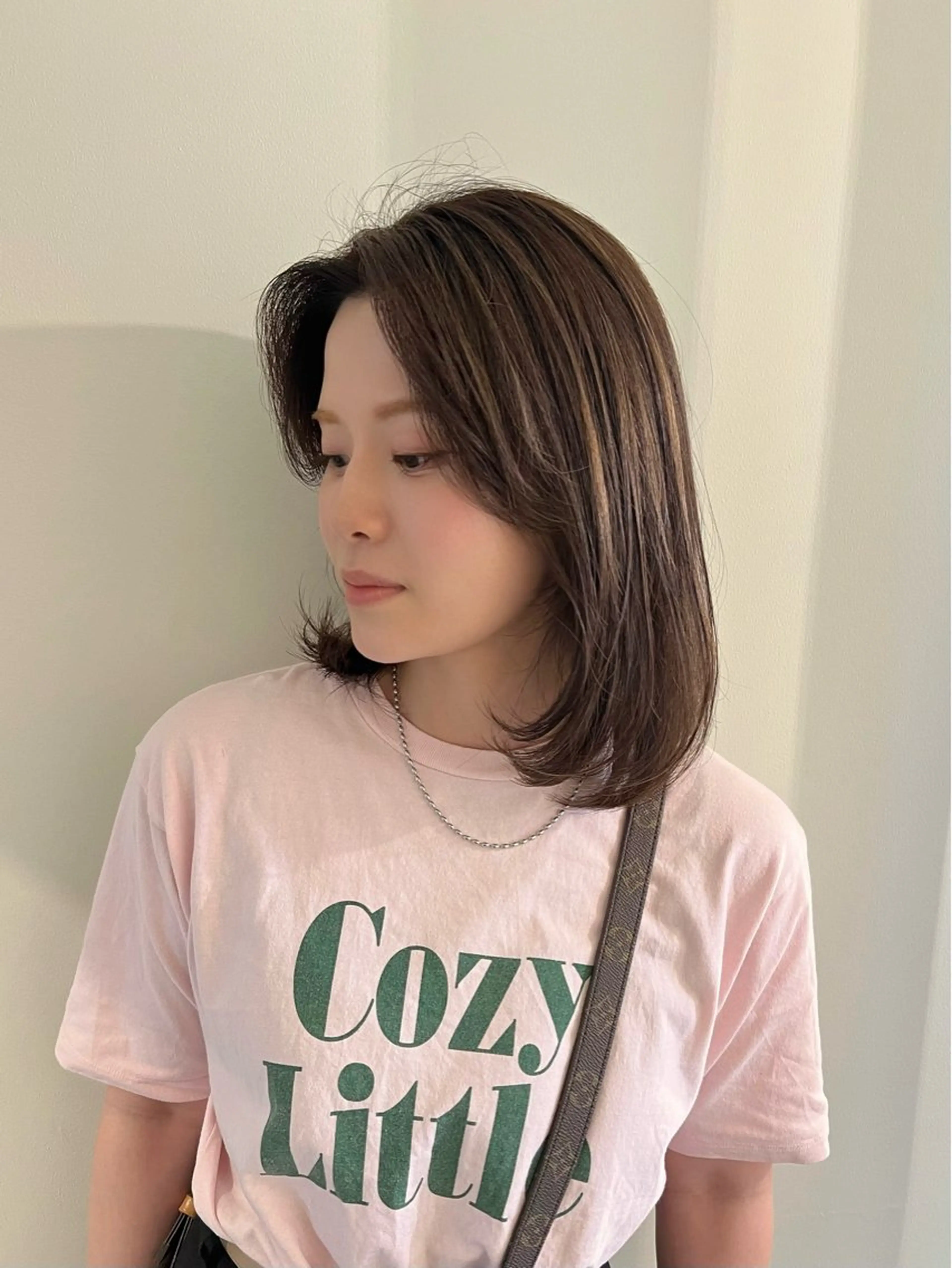 ミディアム カラー ベージュカラー ミルクティーベージュ カット ヘアカラー トリートメント 工藤 梨花のヘアスタイル