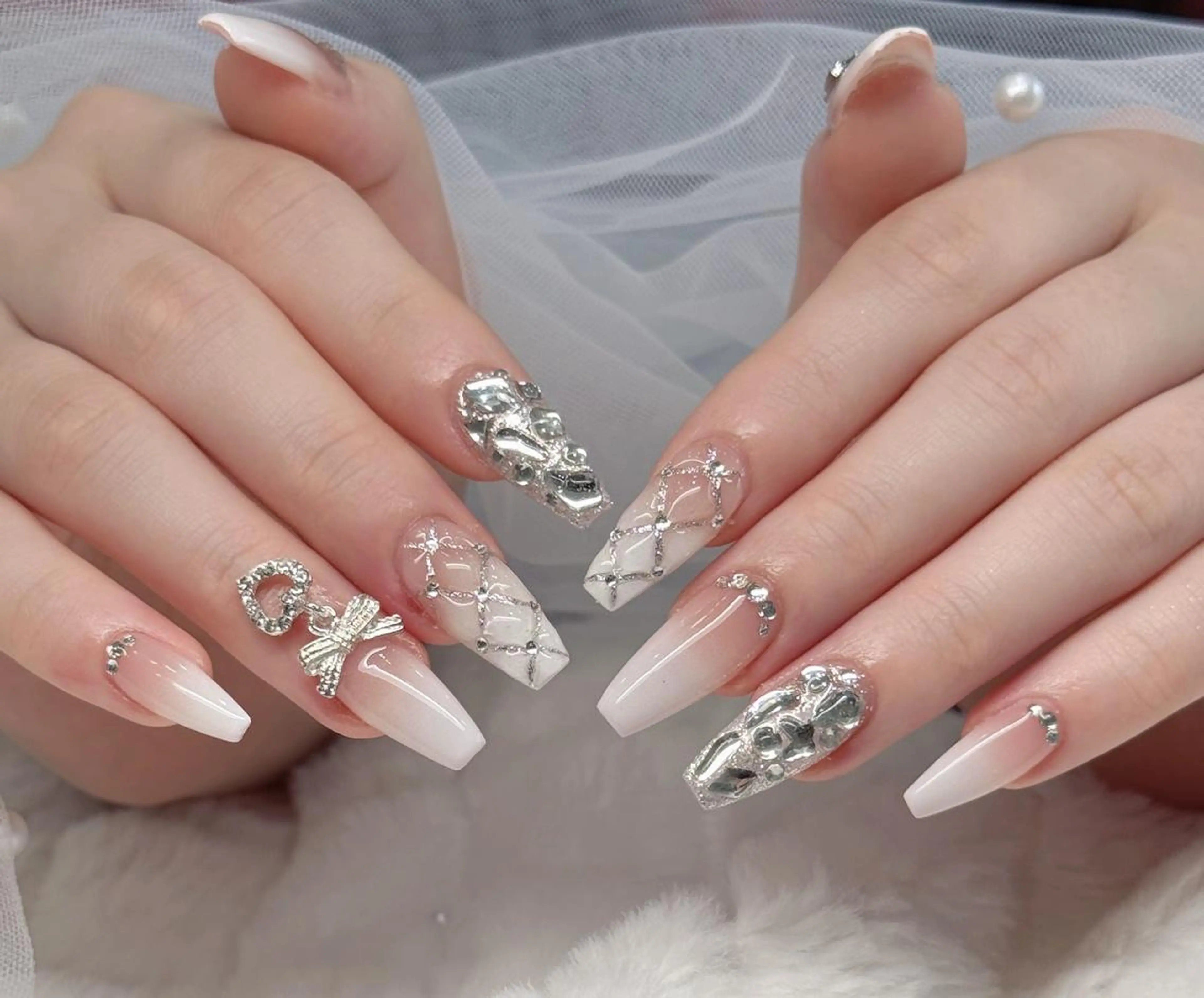 ネイル オーロラネイル ブルー チークネイル フットネイル フレンチネイル ハンドネイル NAILS168 池袋西口駅前店のネイルデザイン