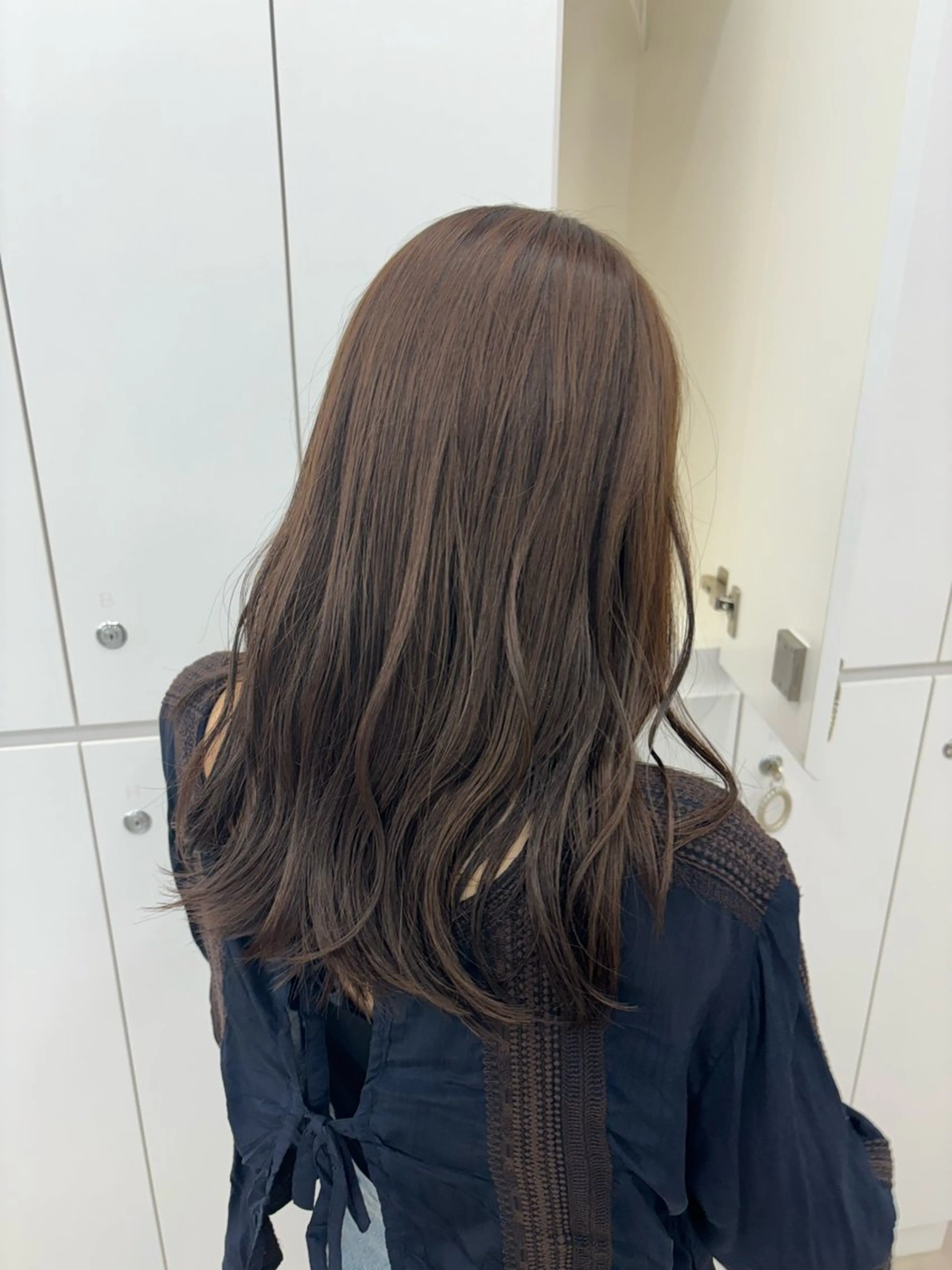 カラー ヘアカラー 🧸ミルクティー／ 顔周りレイヤー/ミクのヘアスタイル