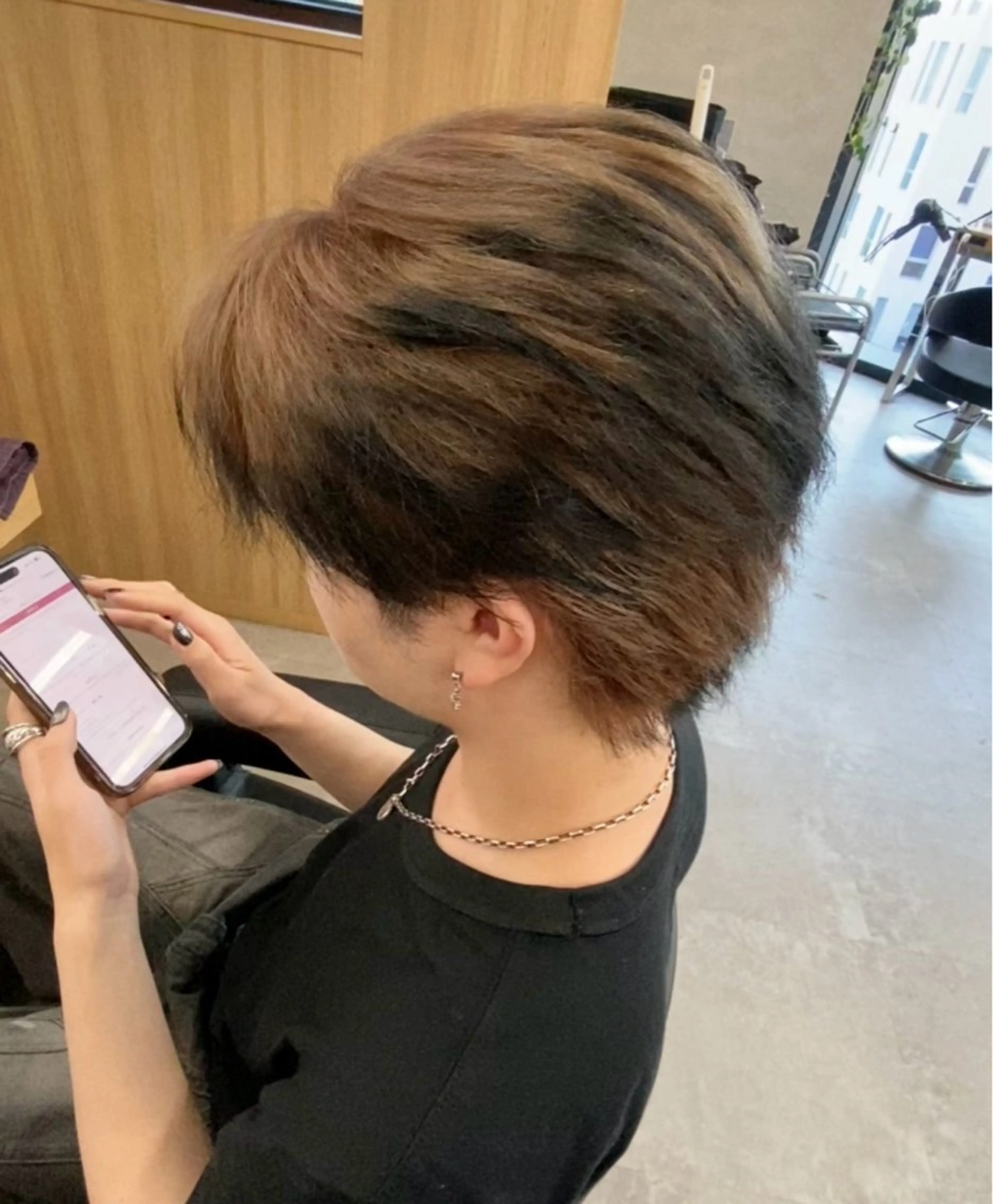 ショート カラー パーマ メンズ センターパート フェザーパーマ メンズハイライト メンズメッシュ マッシュ 福井祥太／海外風 /プードルパーマのヘアスタイル