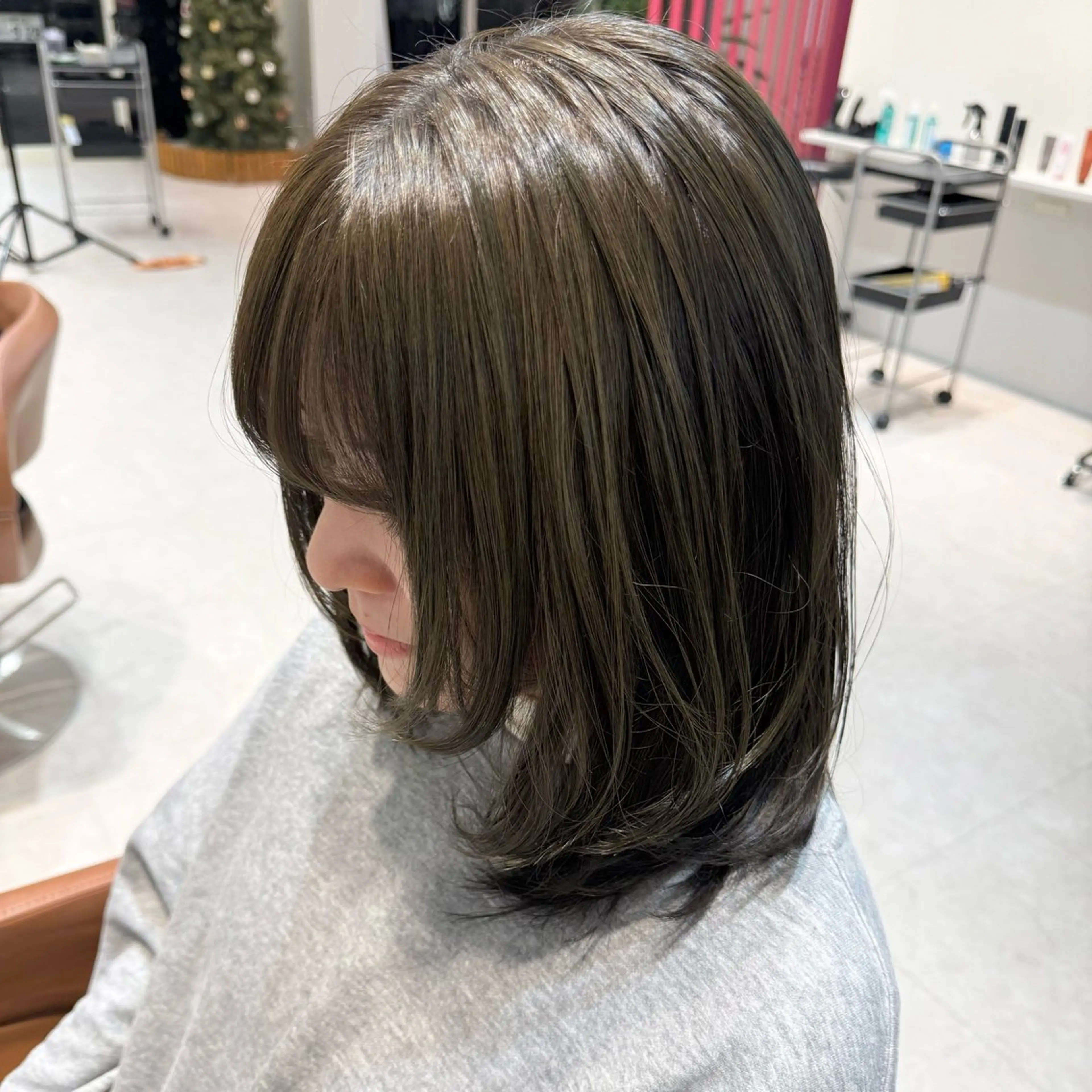 セミロング カラー ブラウンカラー オリーブブラウン ヘアカラー Hinako🦋 ブリーチカラーのヘアスタイル