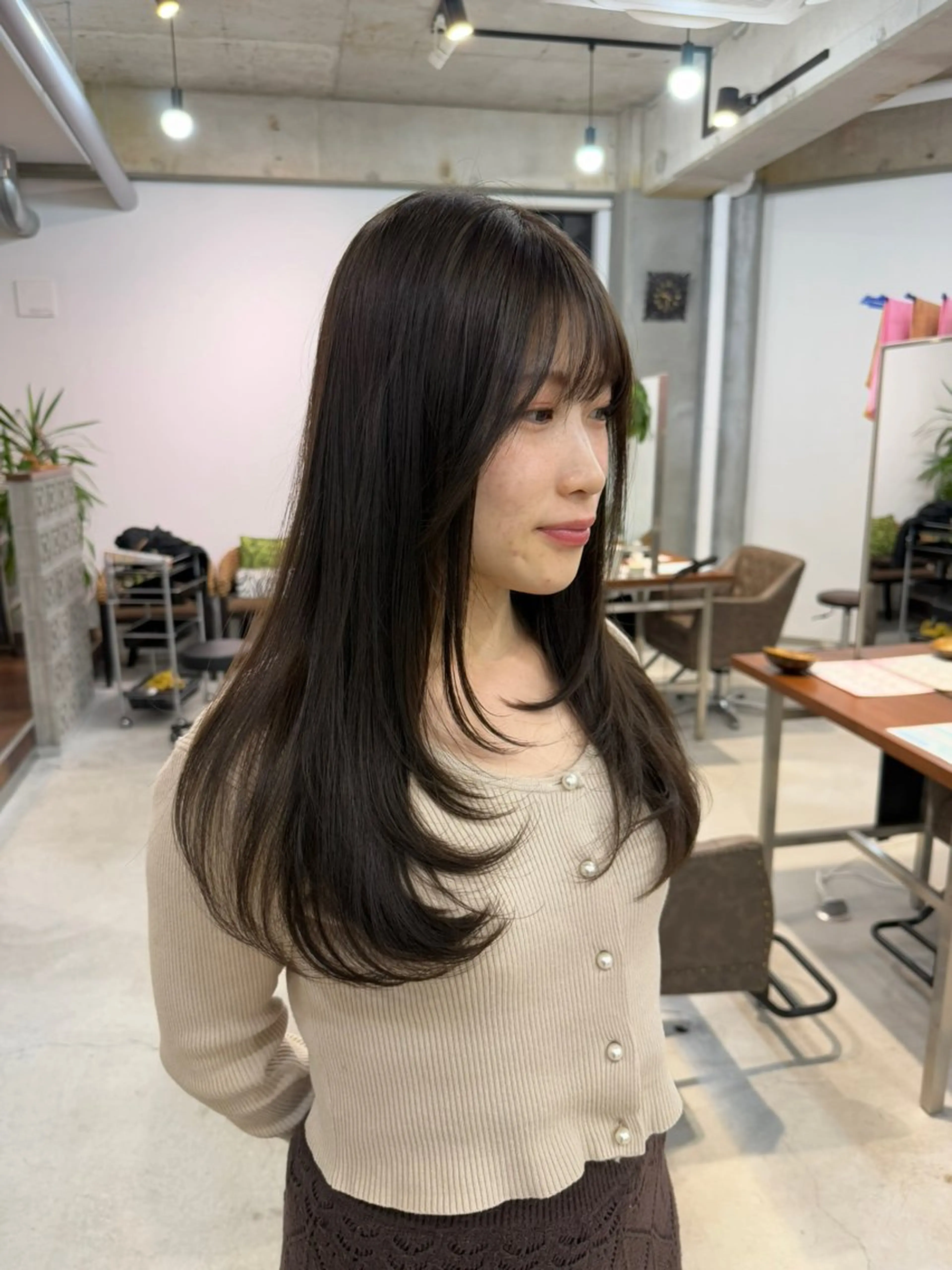 ロング カラー オリーブカラー レイヤーカット カット ヘアカラー トリートメント カイリ /レイヤーカットのヘアスタイル