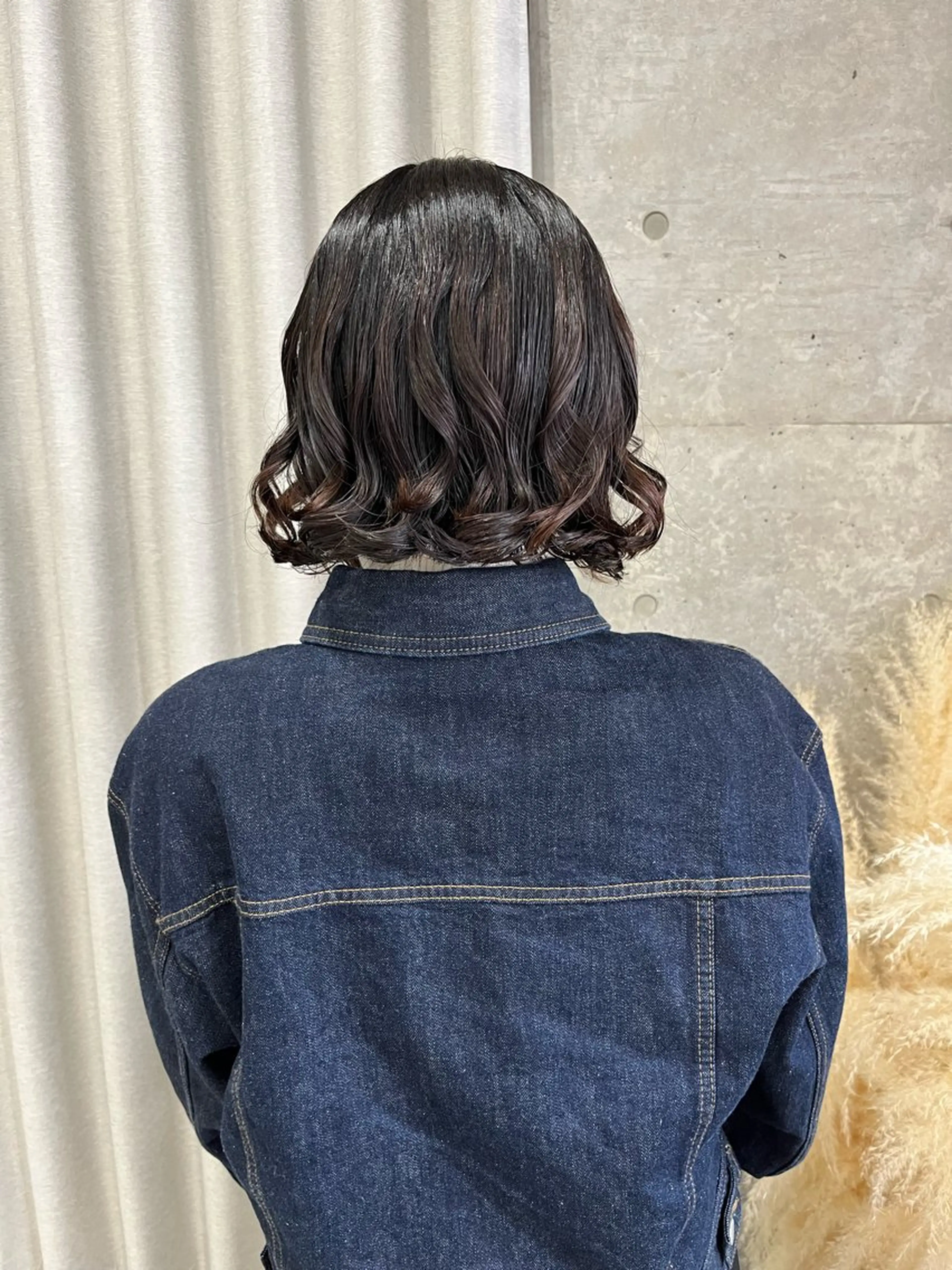ミディアム パーマ 曲がる縮毛矯正 センターパートのヘアスタイル