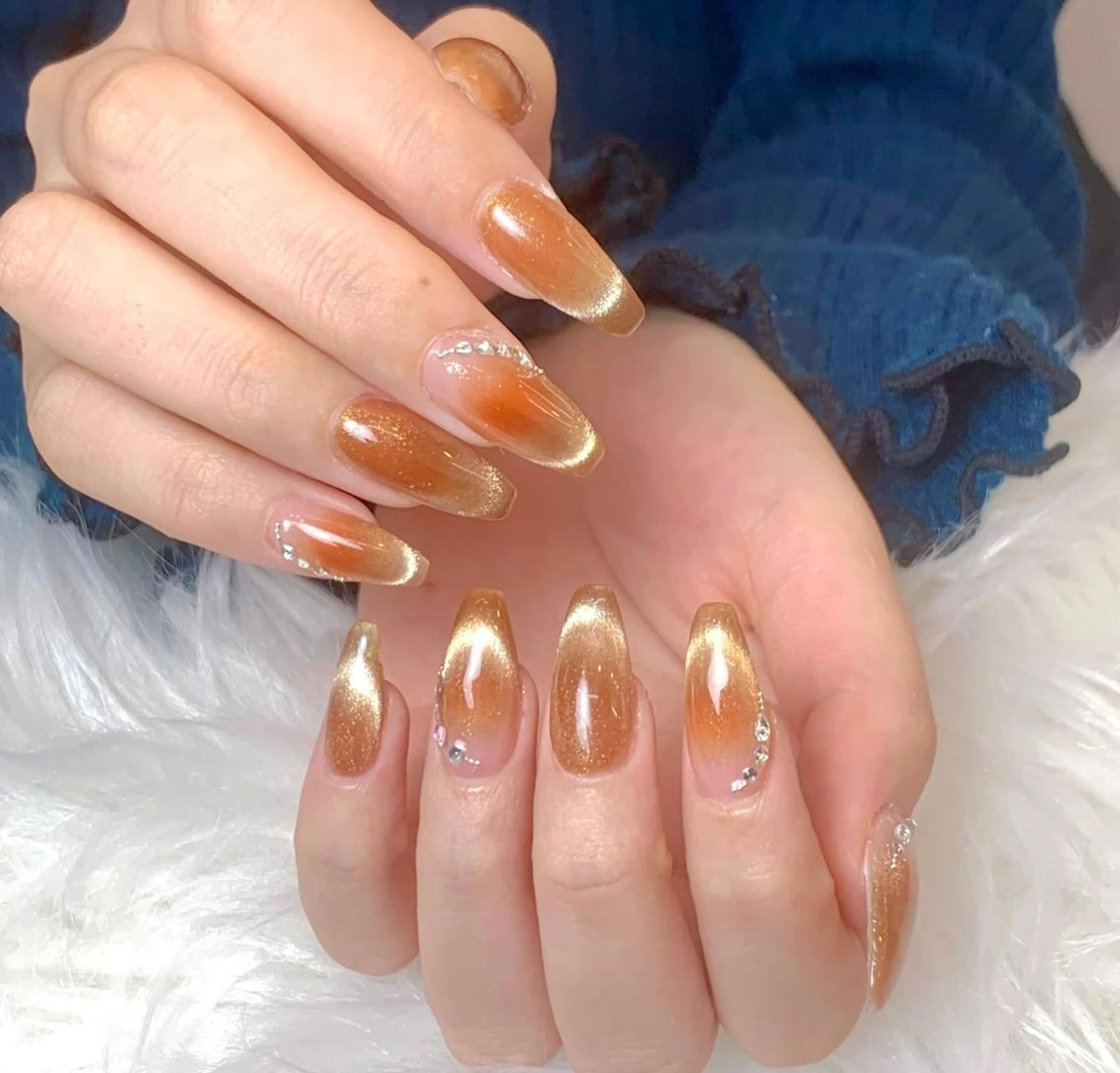 ネイル アートネイル ブラウン ゴールド ハンドネイル ヒユ ビューティーのネイルデザイン