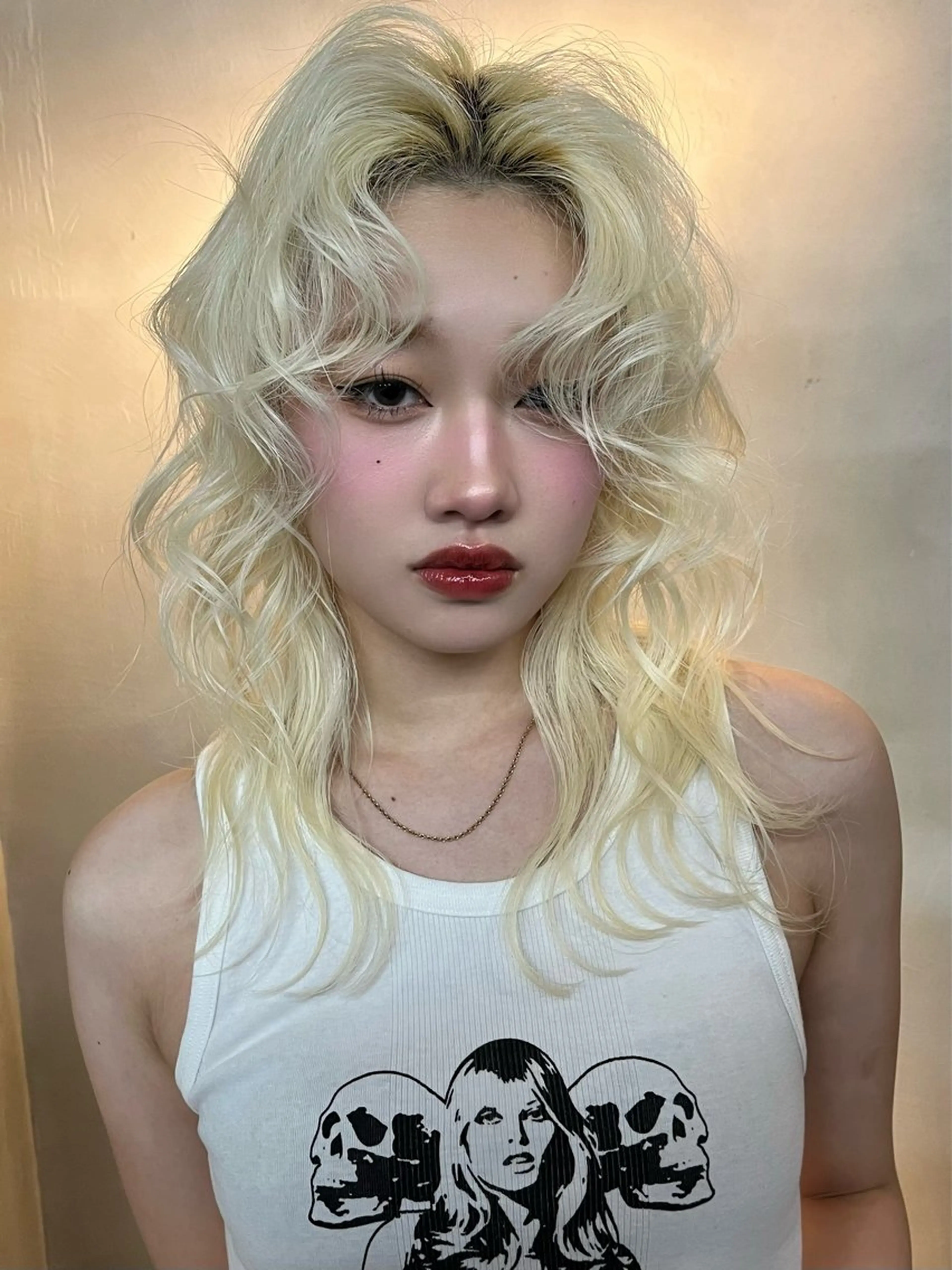 セミロング カラー イツク ⚡️ ルーツ/ハイトーンのヘアスタイル
