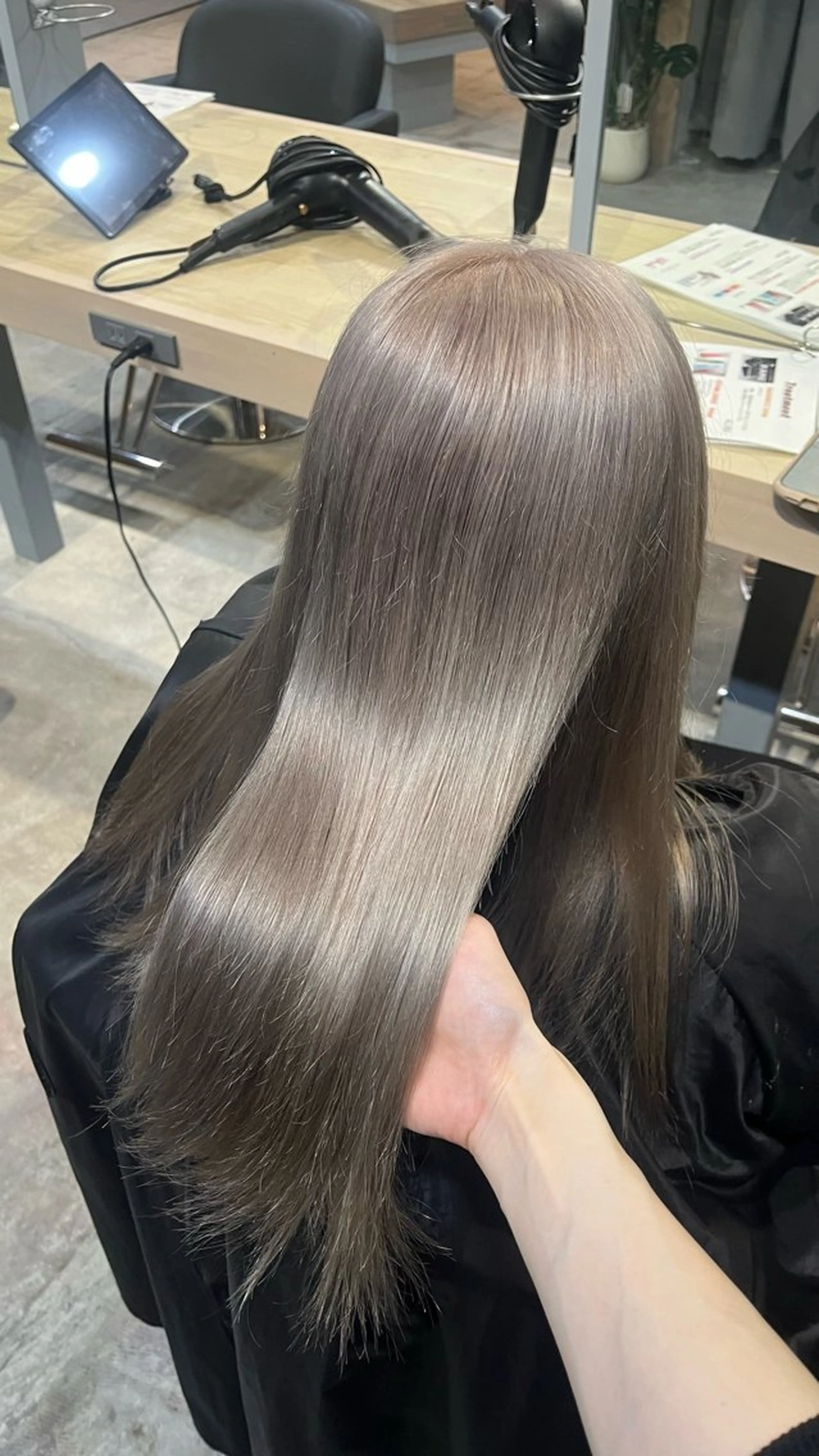 セミロング カラー ブリーチ グレージュ ミルクティーグレージュ Lia 瑠莉花のヘアスタイル
