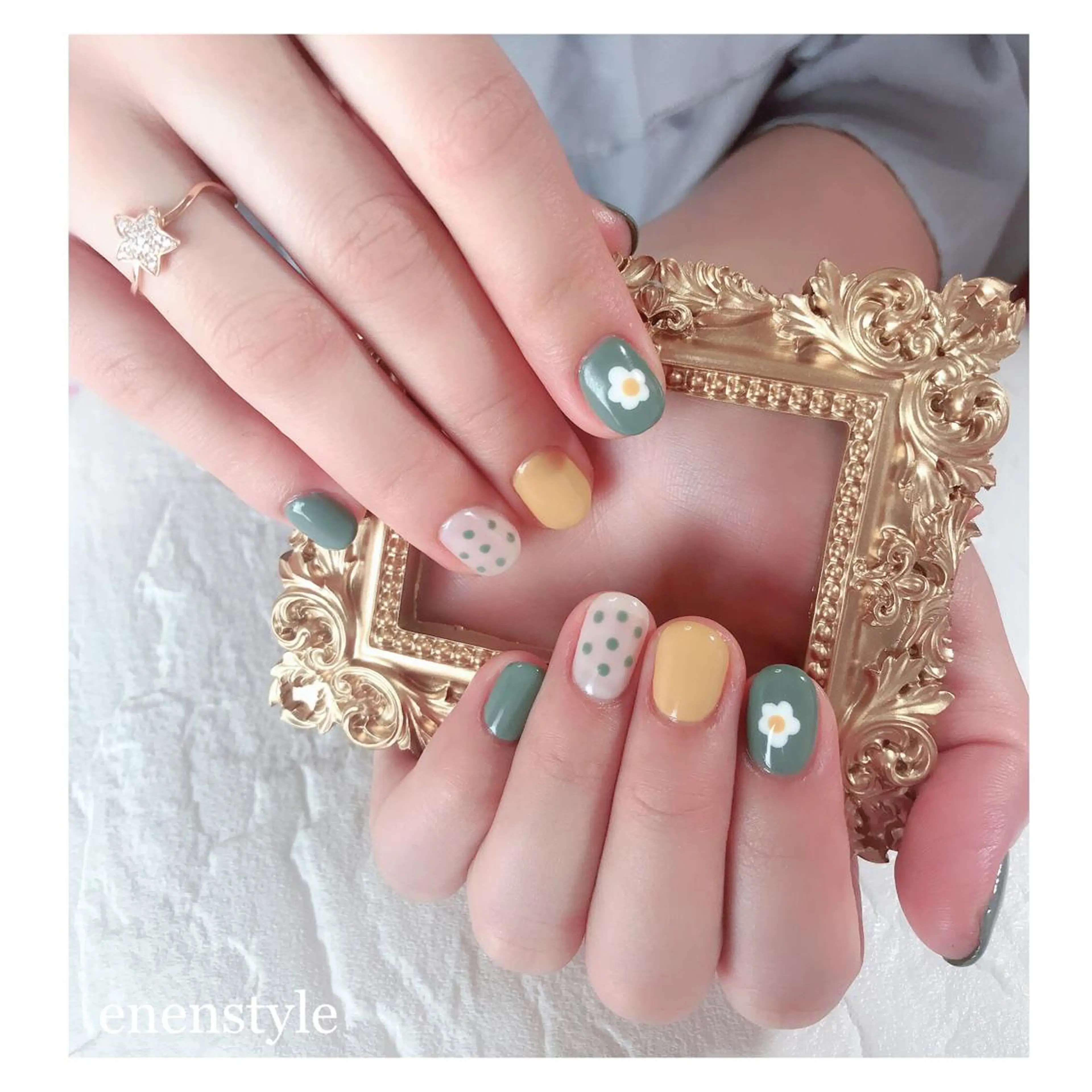 ミディアム ネイル ドット グリーン ラメ(グリッター) 黄色 ハンドネイル 👑enen style👑のネイルデザイン